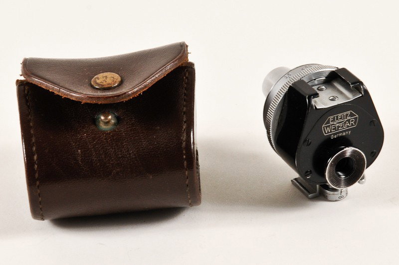 Leica Leitz Viooh Universal Adjustable-Frame Viewfinder: Leica, Leitz Viooh Universal Adjustable-Frame Viewfinder (No. 50129) with Leather Case. Manufactured by Ernst Leitz in Wetzlar, Germany. Provenance: The Kaprelian Camera Collection, Philadelphia, PA.