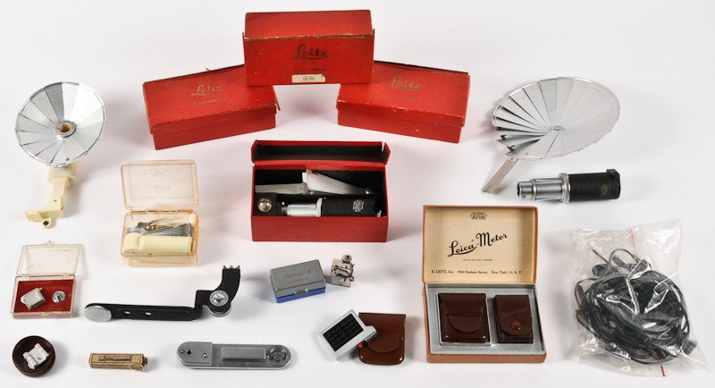 Large Group of Leica Accessories: Large Group of Leica Accessories Including (5) Leitz Synchronblitzer Flash Units (4 in boxes), (2) Leitz Chico Plastic Body Flash Units (1 with Case), (12) Leitz Flash cords, Geiss-Kontakt Synchronize