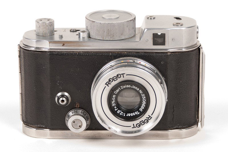 Robot 35mm Film Camera: Robot 35mm Film Camera (Serial No. B80670) with Carl Zeiss Jena Tessar f/2.8 Lens. Manufactured by Otto Berning & Co. in Schwelm, Westphalia, Germany. Provenance: The Kaprelian Camera Collection, Phil