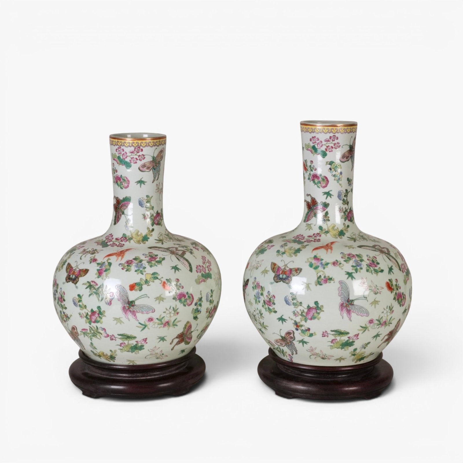 Two Similar Chinese Famille Rose Glazed Porcelain Vases (1 of 8)