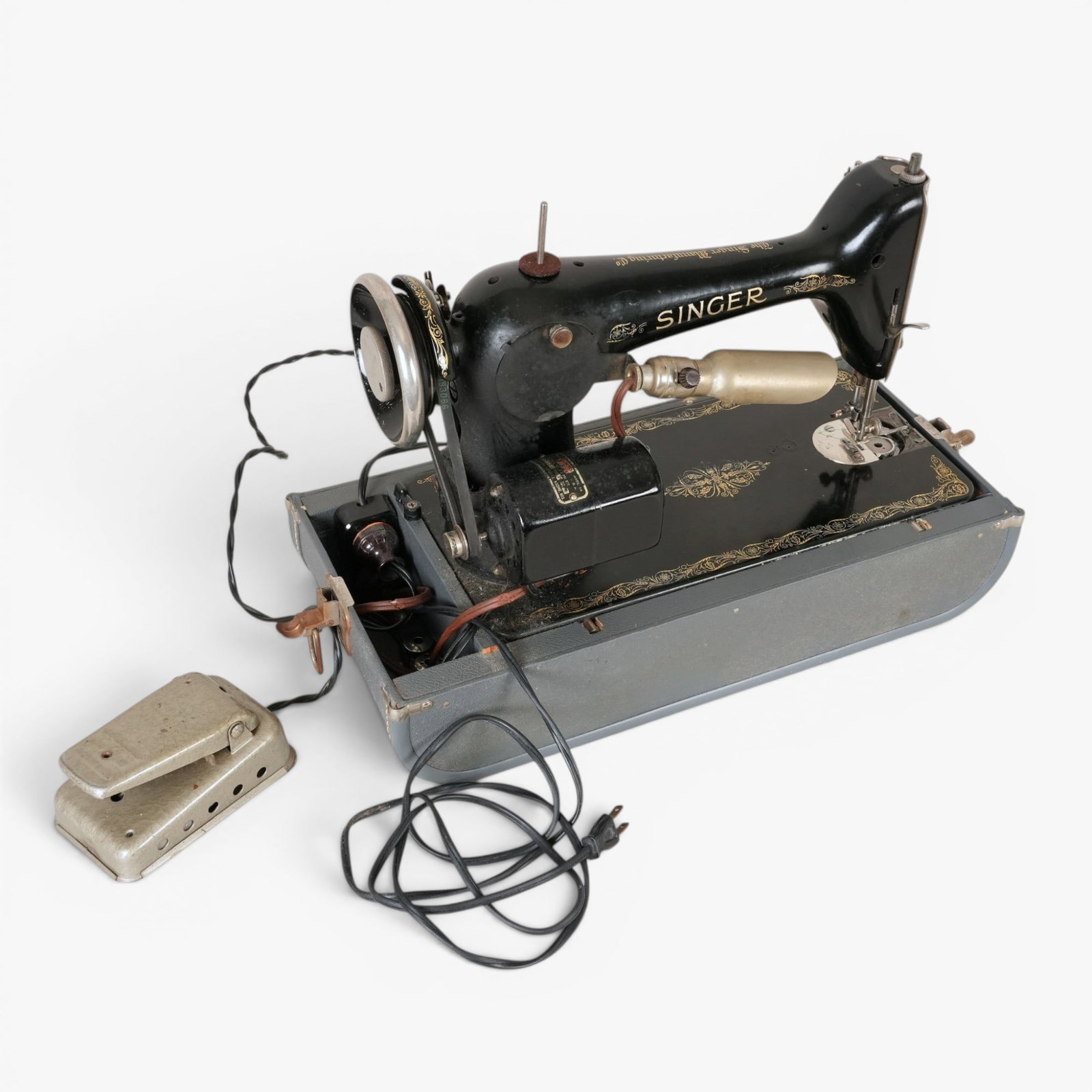 Vintage Singer Sewing Machine, Circa 1928 (1 of 5)