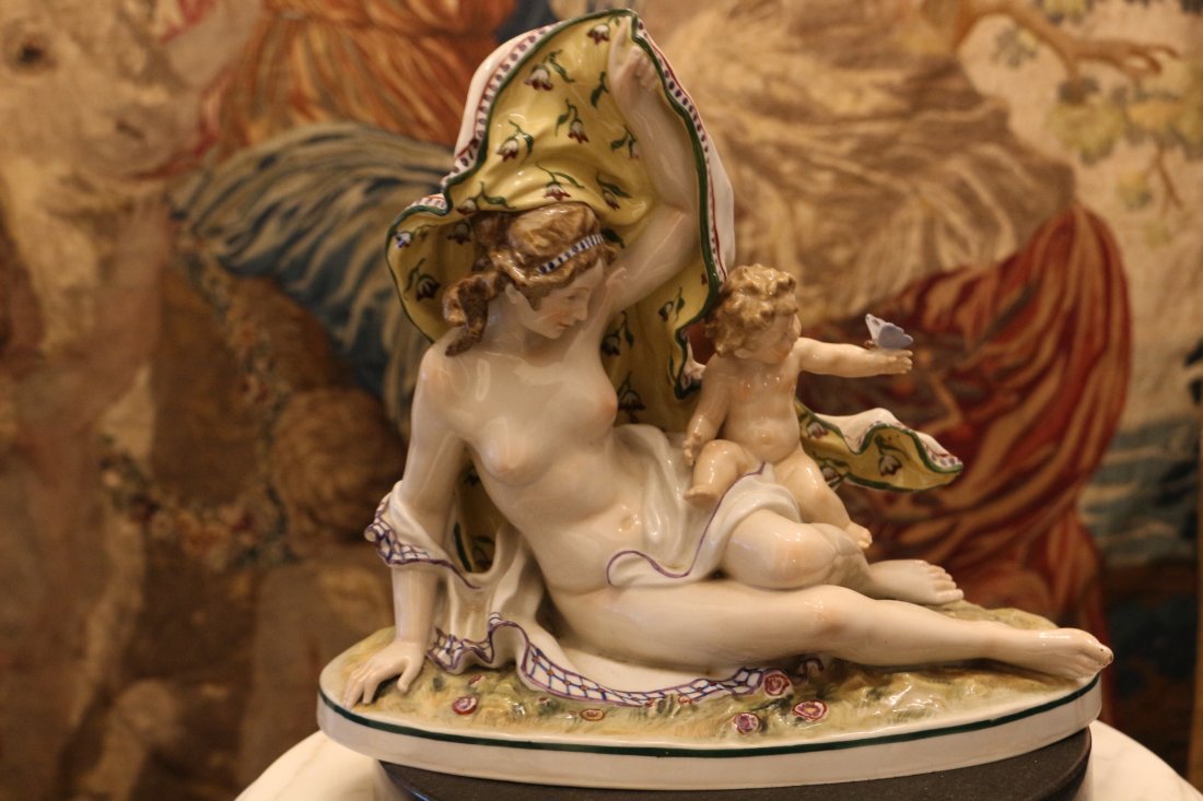 FINE ANTIQUE MEISSEN CUPID AND VENUS PORCELAIN: FIN EANTQIUE MARKED POSSIBLY MEISSEN GROUP. FINE PAINTING