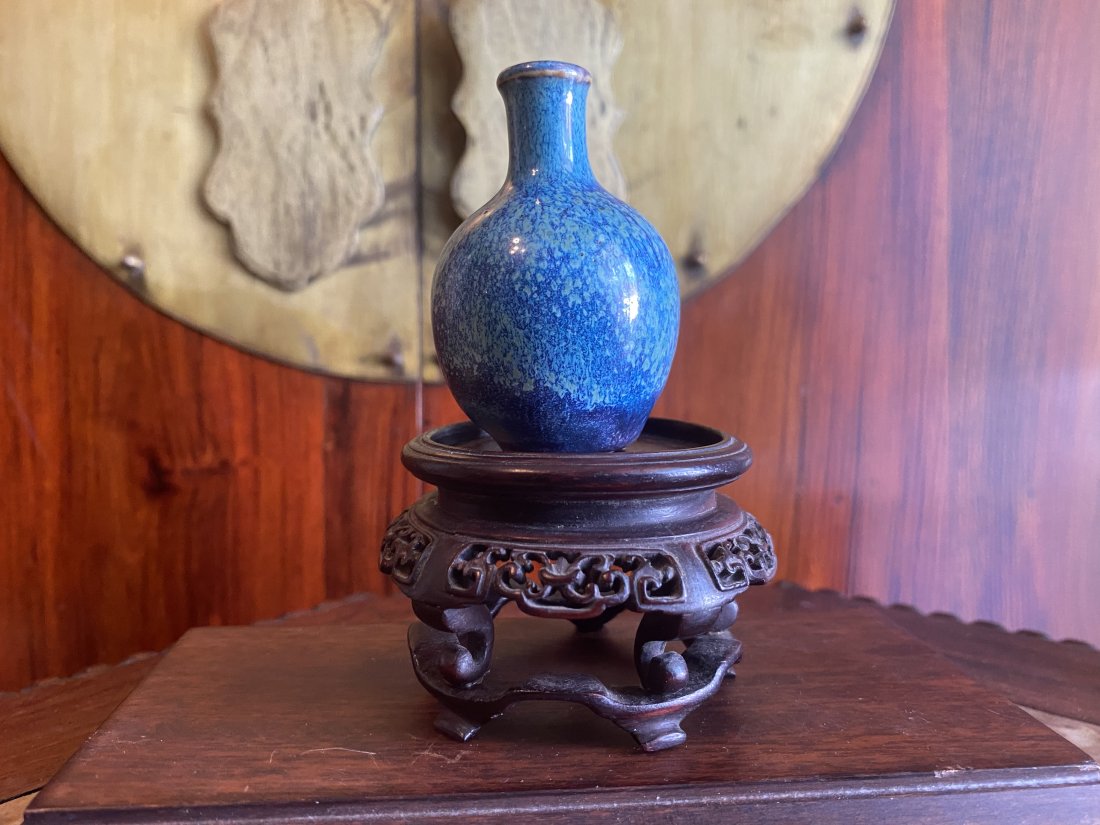 Beautiful Flabe glaze chinese Qing dynasty vase: Very fine chinese antique flambÃ© vase with Artemis leaf. Incredible glaze!! (Stand not included in sale. Display only)