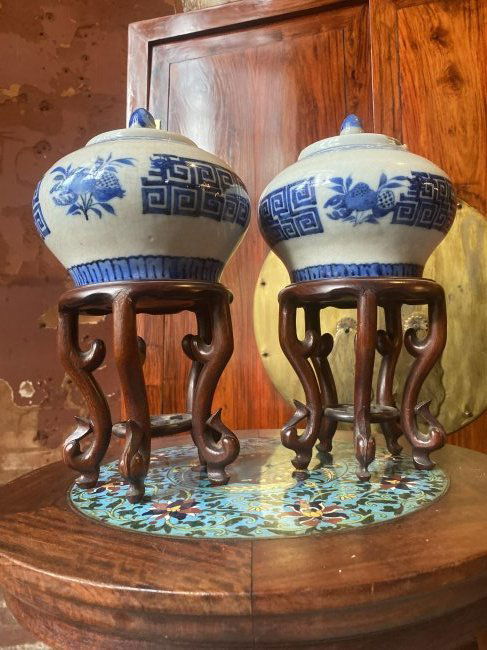 Pair of antique chinese porcelain Qing dynasty covered jars (1 of 5)