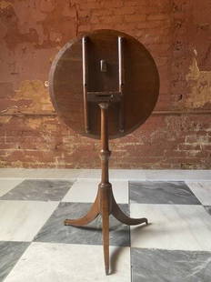 Antique South Carolina table Piedmont: Never before offered! Fresh to the market from a Charleston South Carolina estate. We are pleased to offer this very rare southern early 19th century Federal Period tilt top candle stand. The piece is