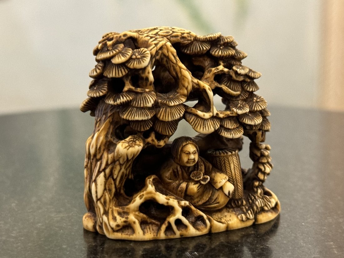 Fine antique Japanese Edo or Meiji period Netsuke carving (1 of 4)