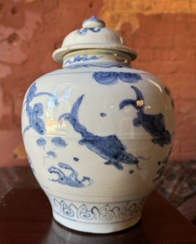 Rare Ming dynasty vase: Very fine Ming Dynasty vase with original lid. From an old estate