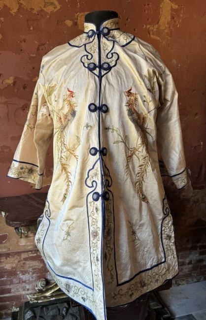 Antique Chinese Qing dynasty Robe: Antique Chinese Qing dynasty silk robe