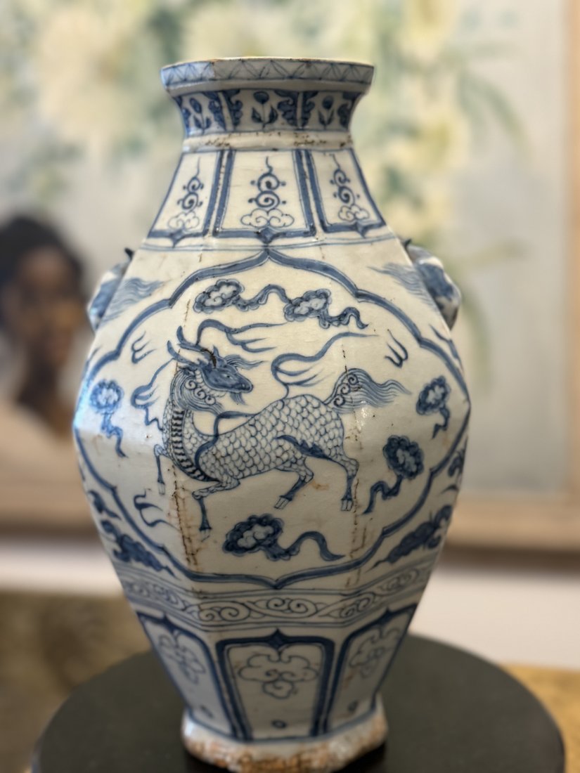 Fine early Chinese Ming porcelain vase (1 of 8)