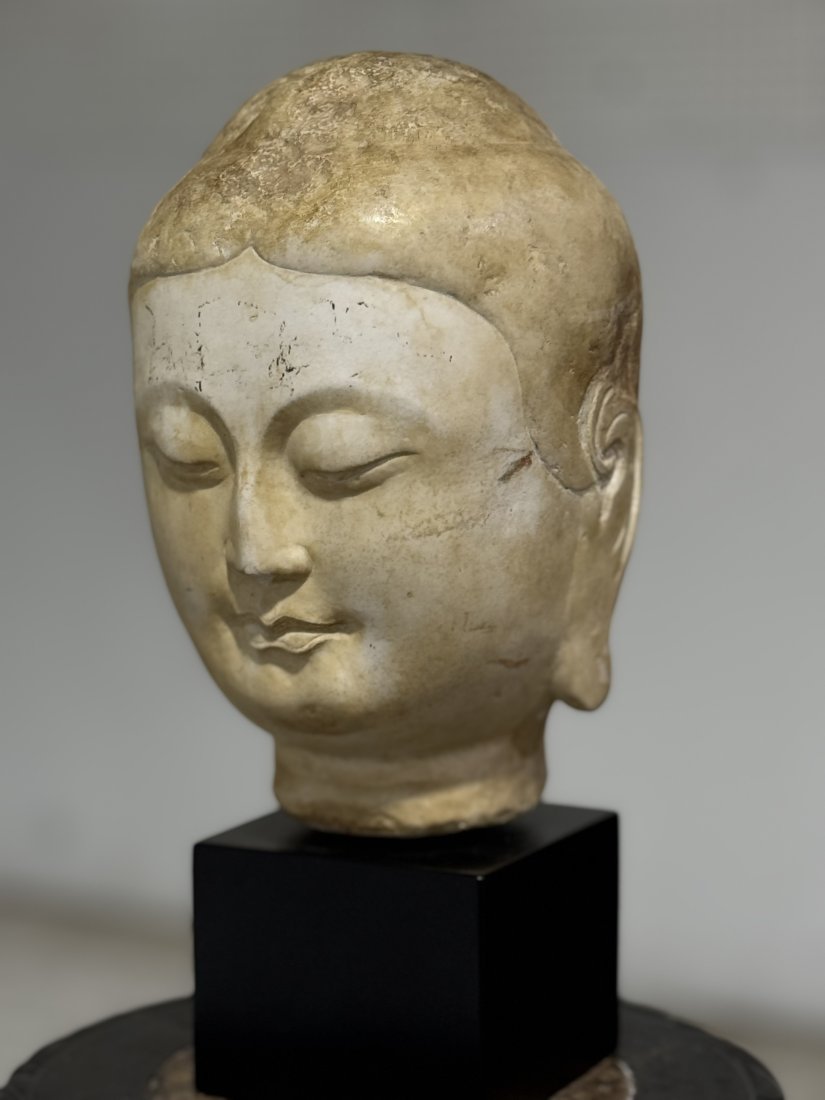 Beautiful Chinese Head Qing dynasty: Very fine Chinese head. Possibly marble or other stone not sure. Signs of ware. Qing dynasty? Or possibly earlier