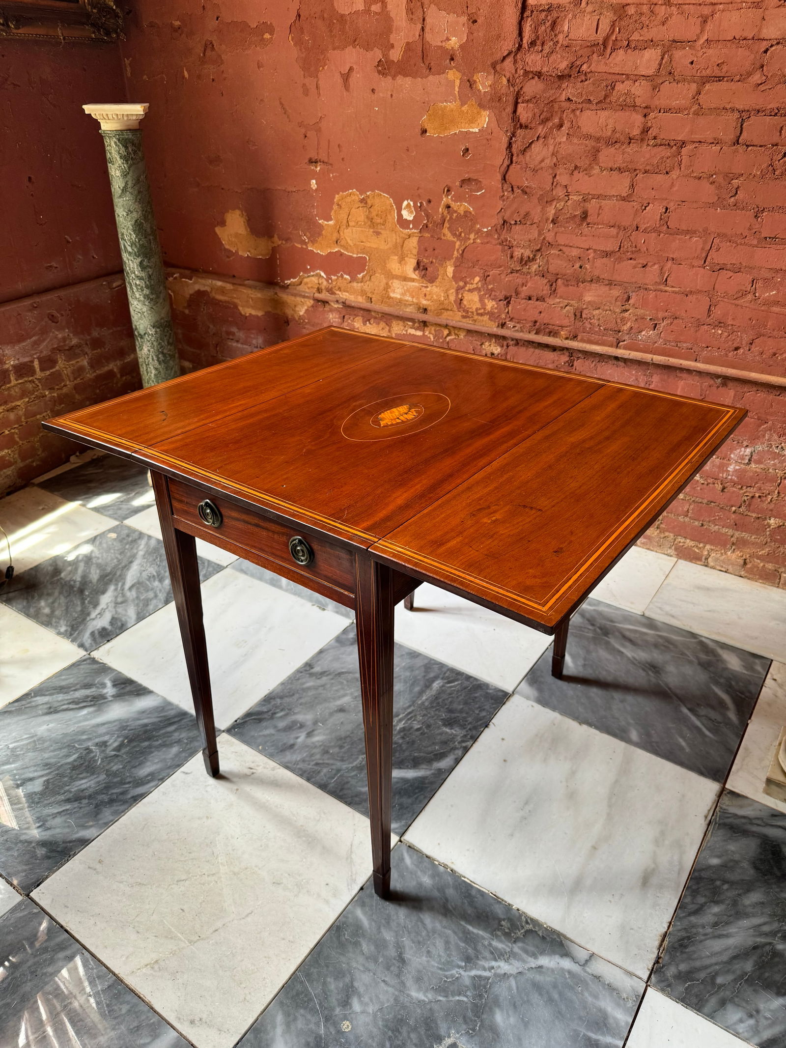 Superb Southern Federal period Pembroke table South Carolina? (1 of 13)