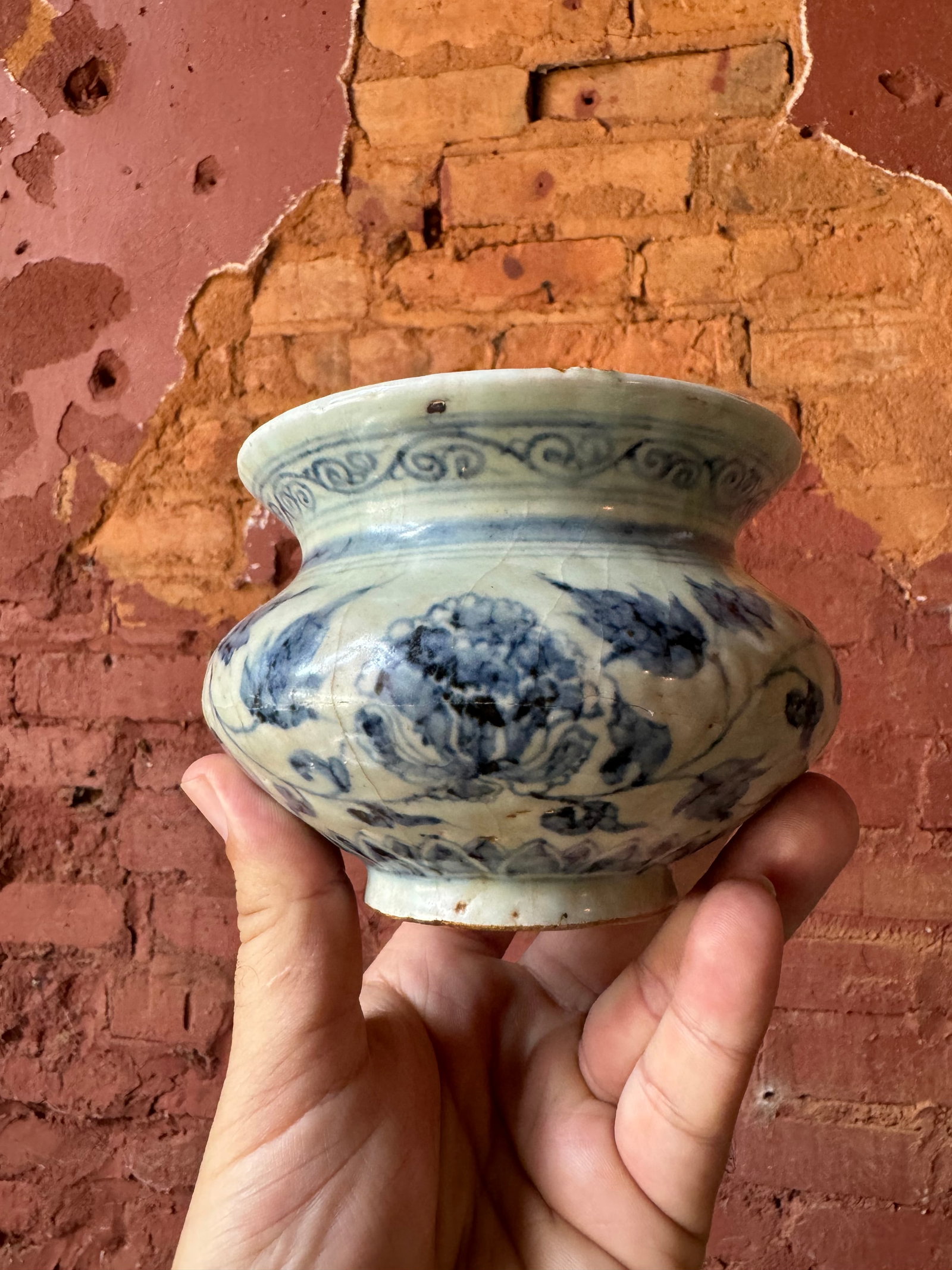 Fine early Qing Dynasty Chinese porcelain vase (1 of 4)