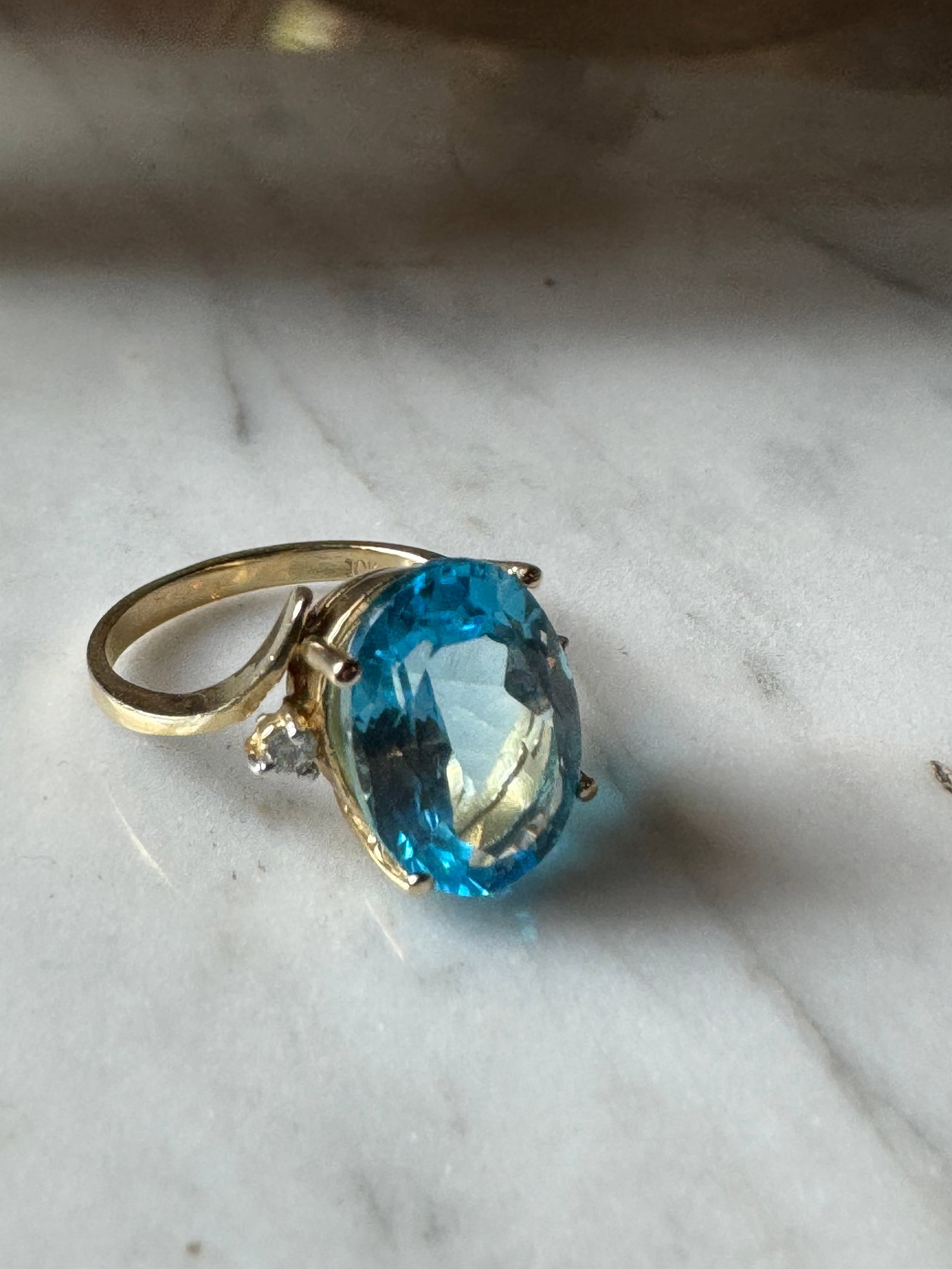 Fabulous vintage 10k and Blue Topaz and Diamond ring: Beautiful vintage 10k and blue topaz with diamond ladies ring. Size 6.