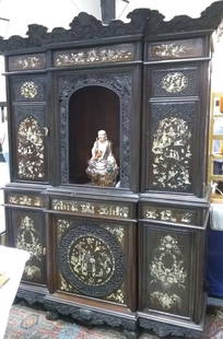 Rare 18th-19th century Chinese or Vietnamese shrine Cabinet Qing dynasty: Rare 18th/19th century Qing dynasty Chinese or Vietnamese shrine Cabinet. From a fine old collection. Superb quality. As found some losses. Some panels need to be tightened and attached