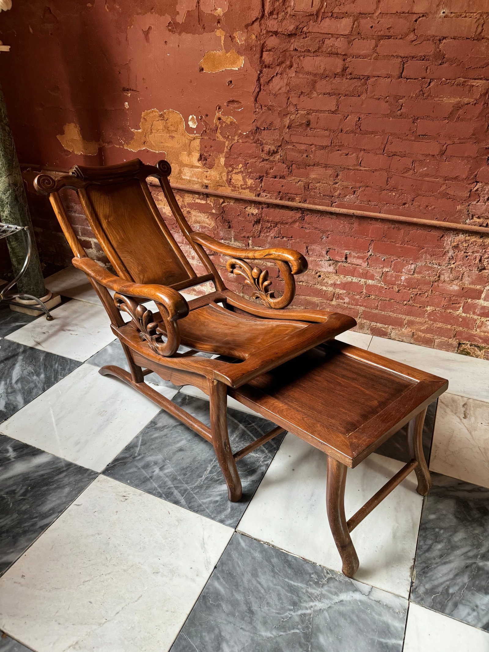 Qing dynasty Chinese Hardwood Moon gazing lounge chair: Fine Qing dynasty Chinese hardwood moon gazing lounge chair. From a northeast estate.