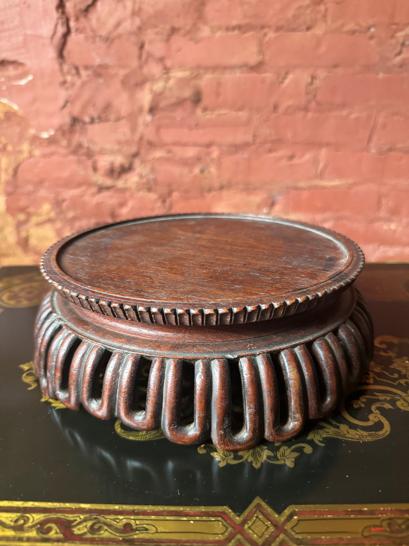 Fine carved hardwood stand Qing Dynasty: Well carved Qing dynasty hardwood stand.