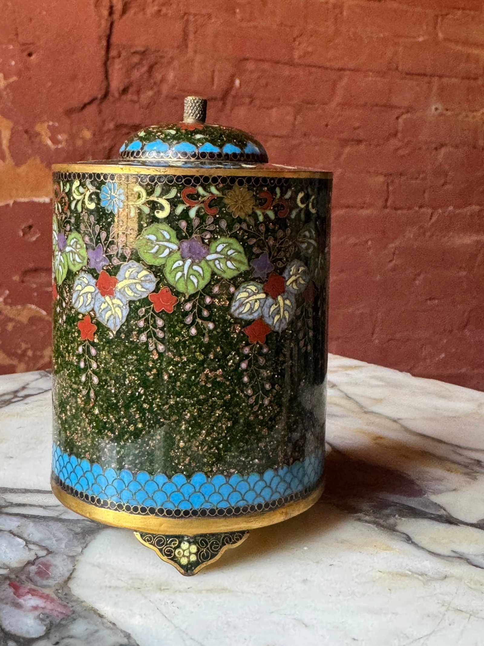 Meiji Period cloisonné GoldStone: Beautiful goldstone cloisonné covered jar. Dating to the Meiji period