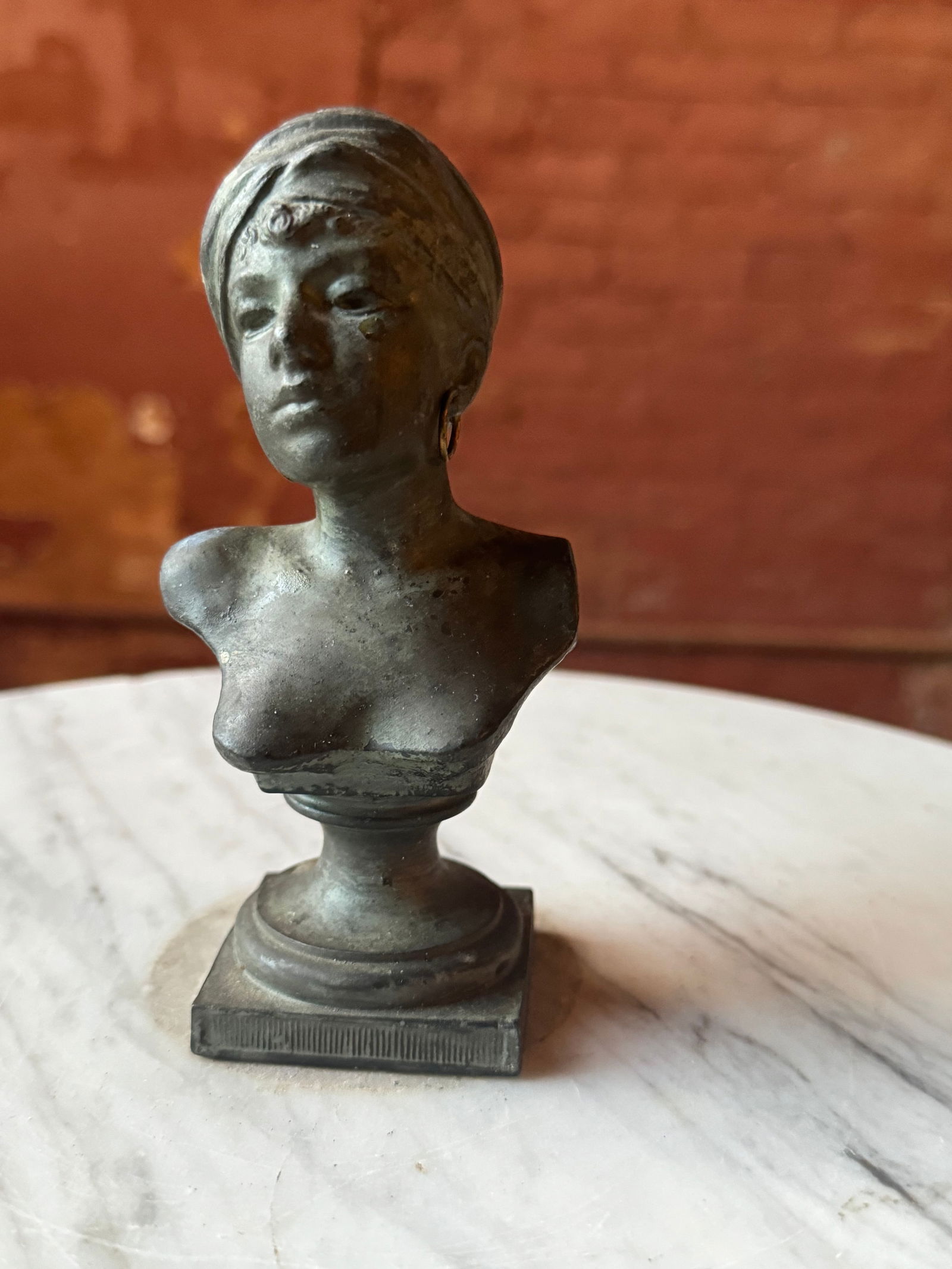 French Art Nouveau Orientalist Moorish Bust Emmanuel Villanis: Orientalist Lady - Emmanuel Villanis (1858-1914)Rare sculpture of a Moorish Woman by Emmanuel Villanis retaining a beautiful patina. signed. This sculpture is represented in the book: "Emmanuel Villan