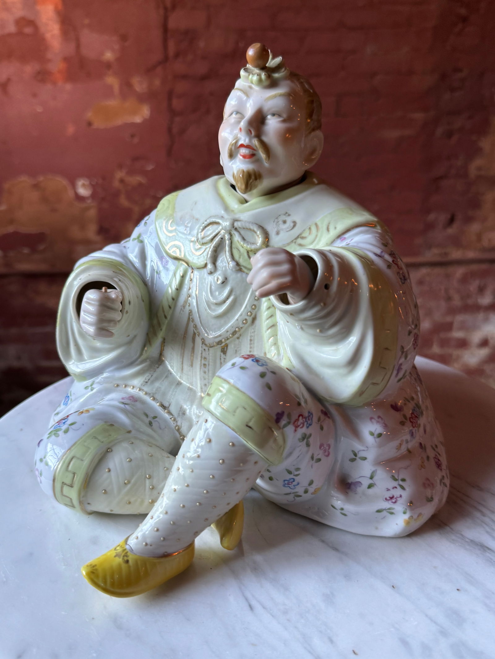 Fine Meissen Porcelain Orientalist Nodder Qing Dynasty: Fine 19th century porcelain Nadder in the oriental taste. Possibly Meissen. From a prominent New York City Estate.