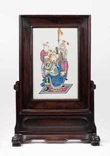 A PORCELAIN SCREEN TABLE, China, late 19th century / early 20th century: The plaque is beautifully painted in the famille rose colours with a dignitary and two attendants; the frame and stand are made of wood. 粉彩关公题材木桌