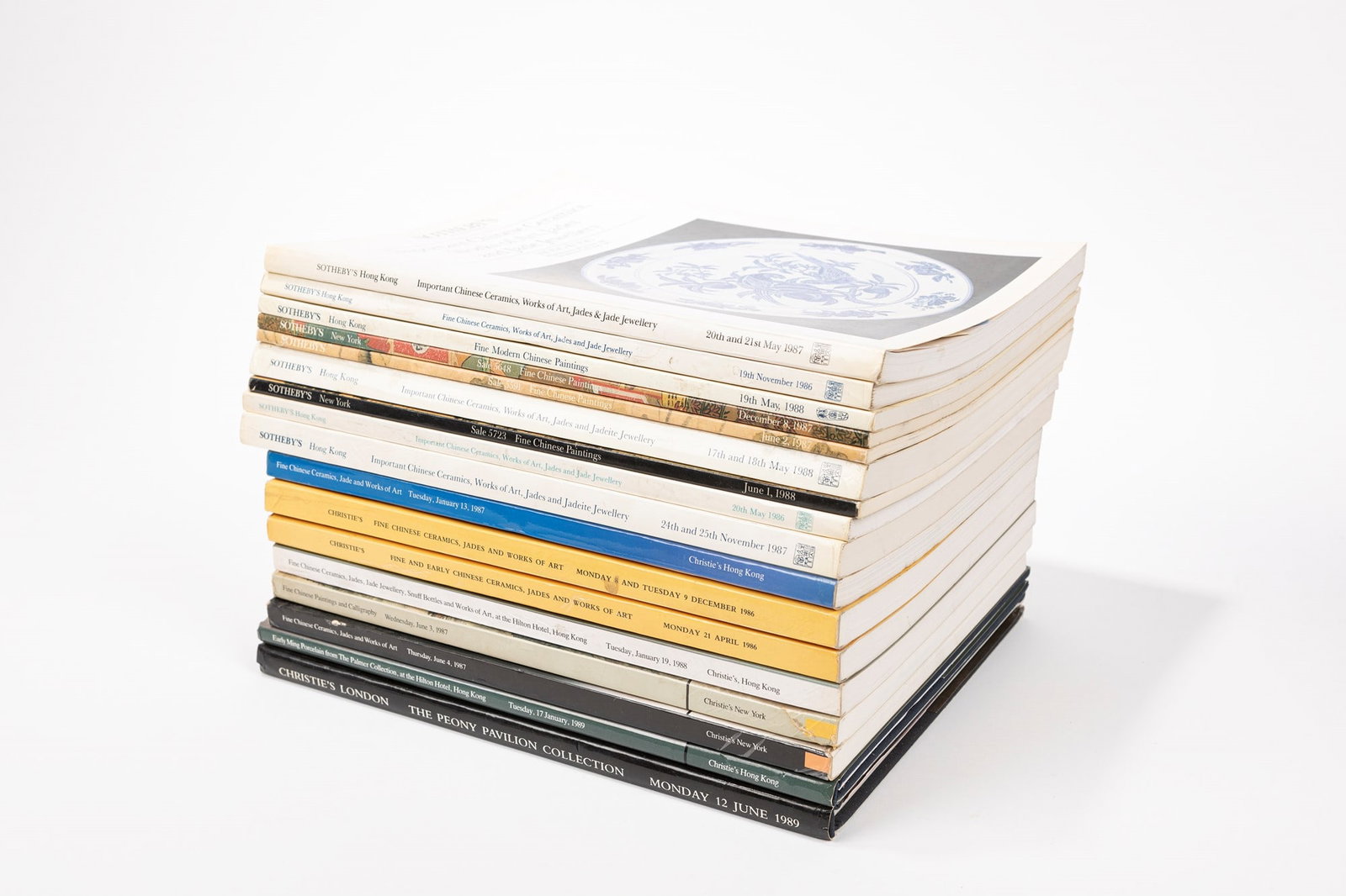 SEVENTEEN CATALOGS,: Christie's and Sotheby's catalogues. 十七本苏富比和佳士得八十年代图录