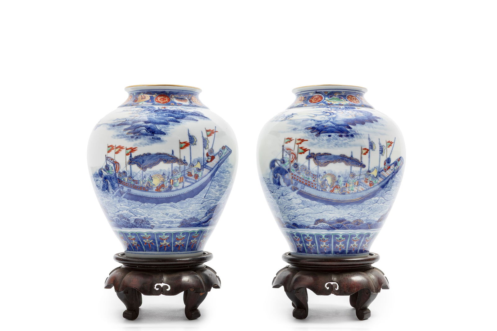 A PAIR OF IMARI PORCELAIN VASES Japan, Meiji period (1868-1912): h cm 21,5 Finely decorated in a continuous composition featuring a maritime scene, where a vessel sails through choppy seas, adorned in the traditional Imari palette of cobalt blue and iron red underg