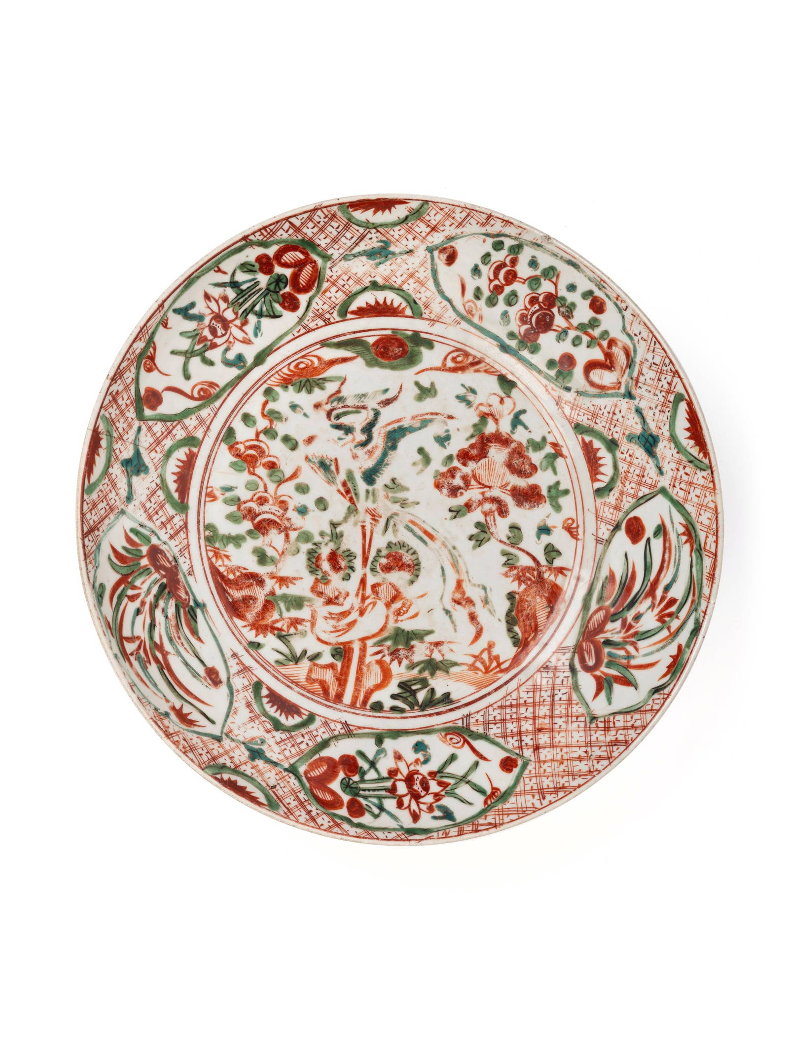 A LARGE POLYCHROME SWATOW DISH, China, Ming dynasty, 16th / 17th century