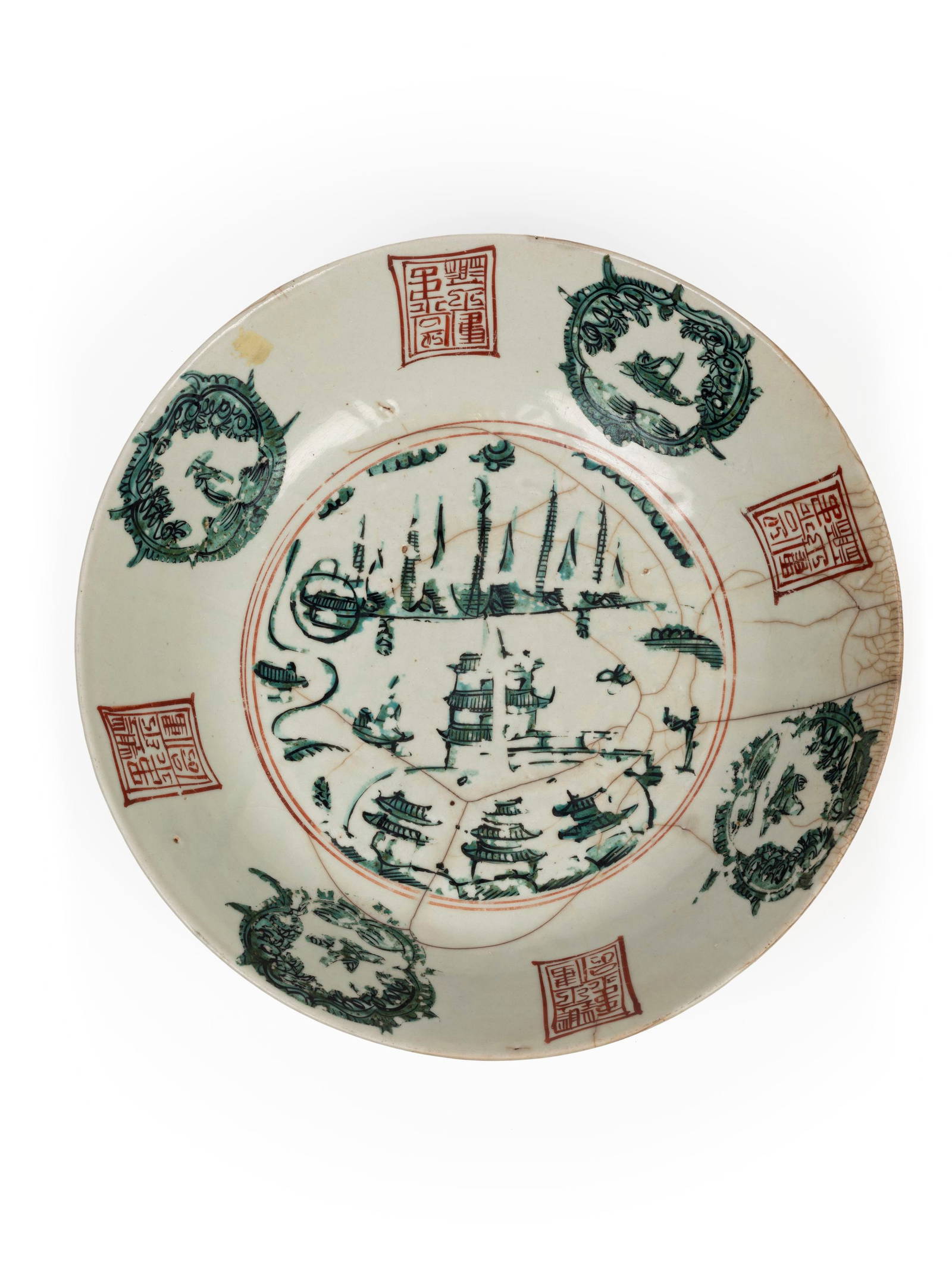 A LARGE POLYCHROME SWATOW CHARGER, China, Ming dynasty, 16th / 17th century