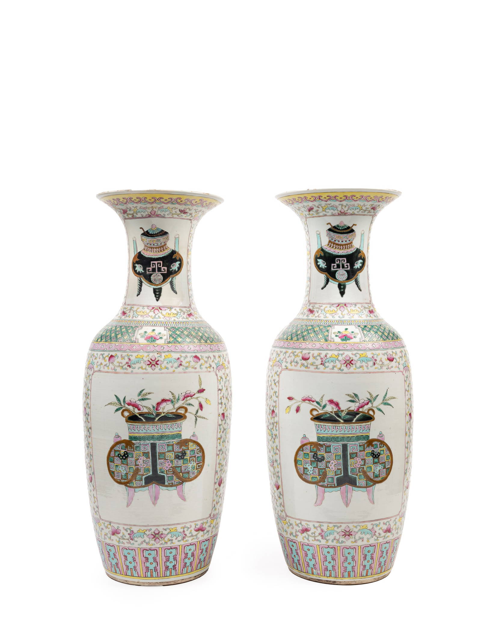 A PAIR OF FAMILLE ROSE PORCELAIN VASES, China, late 19th / early 20th century