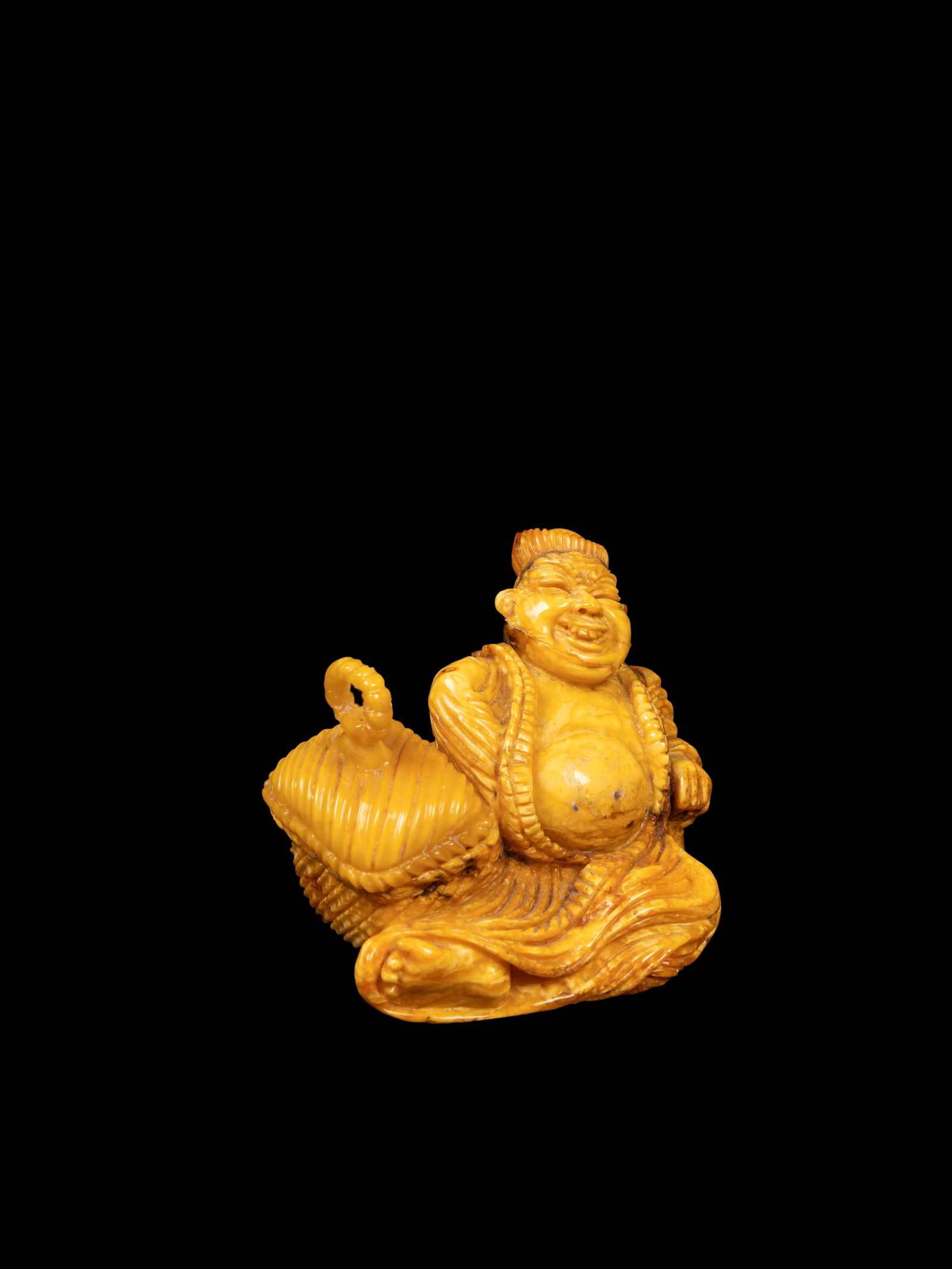 AN AMBER SCULPTURE, China, early 20th century: h cm 6,5 x l cm 8 Depicting a merchant. Weight g 150. 20世纪初 蜜蜡雕塑 