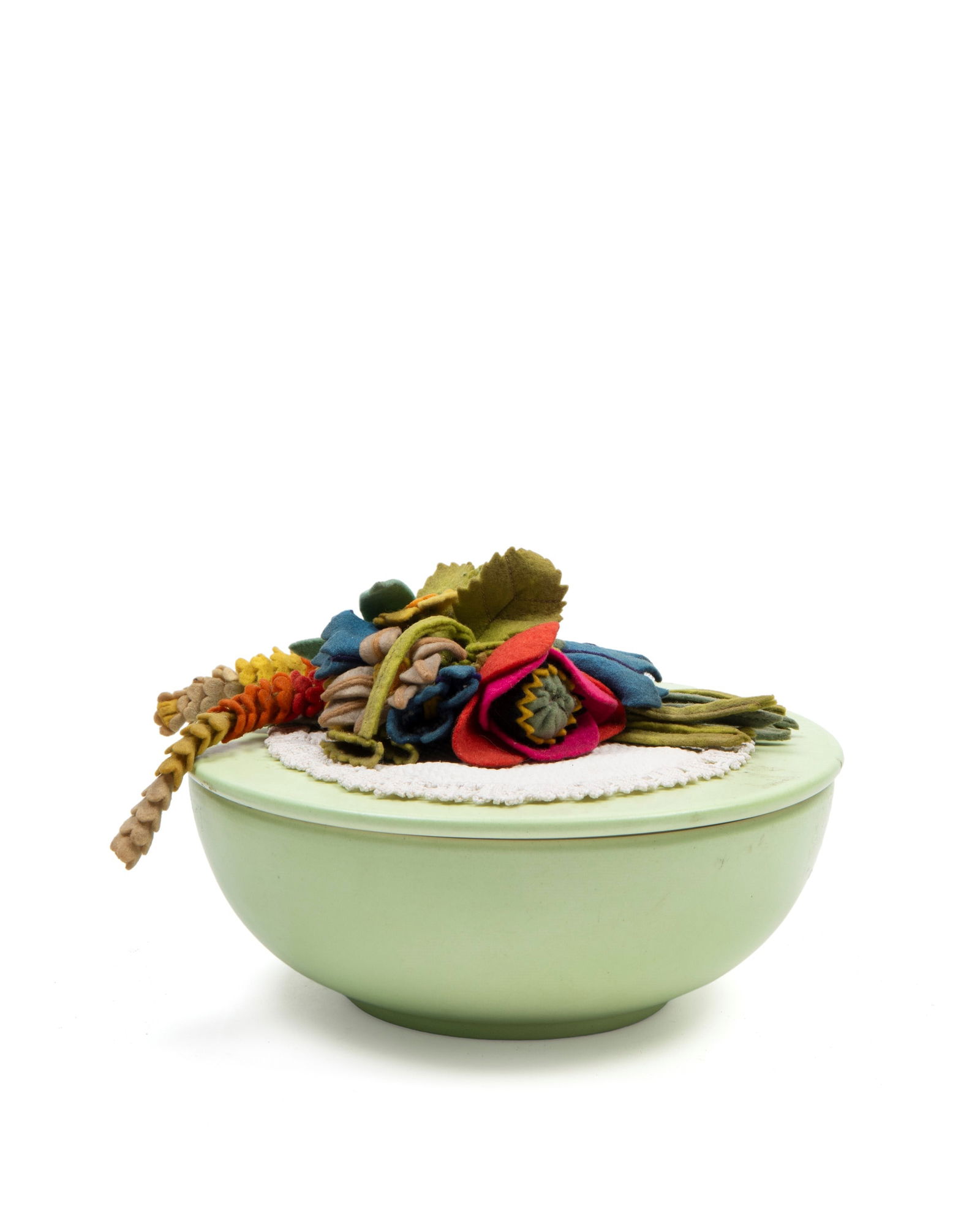 Lenci LIDDED CERAMIC BOX, 20th century: h cm 7 x d cm 17Composition of Lenci-felt flowers on the lid.