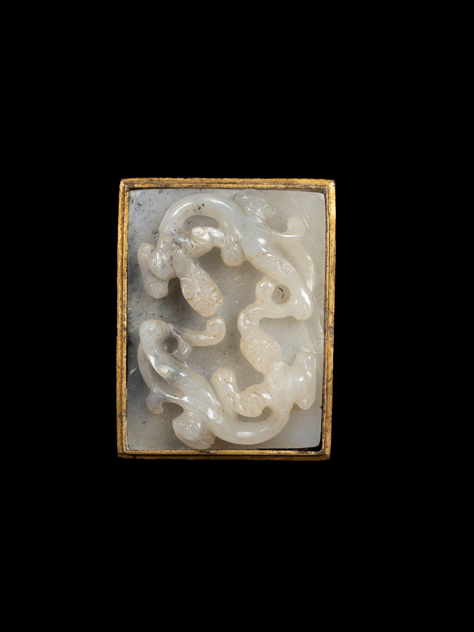 A JADE BELT HOOK, China, Qing dynasty (1644-1911): l cm 7 x w cm 5,5 Well carved with two qilong among leafy scrolls. 清 龙纹玉带板 
