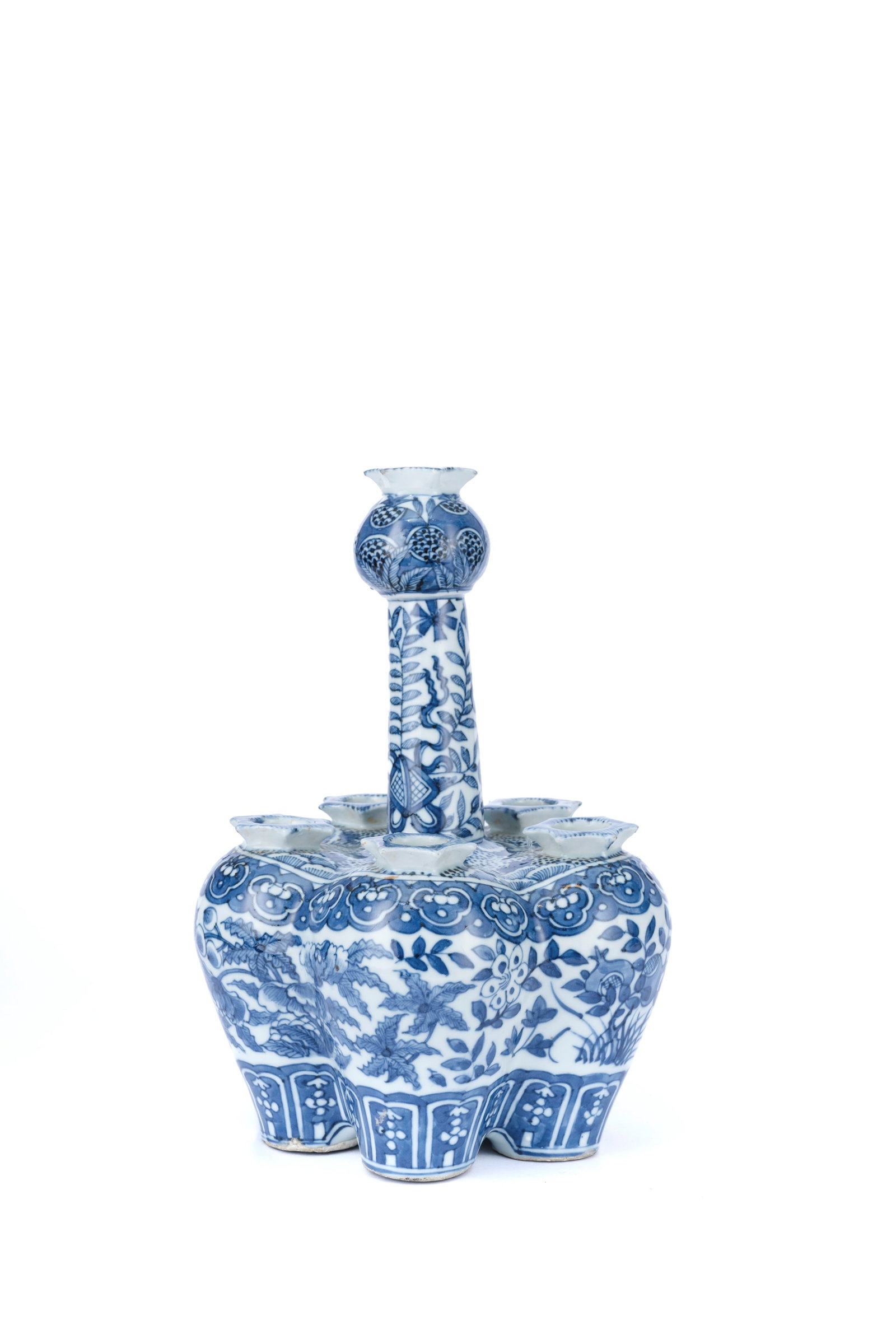 A BLUE AND WHITE PORCELAIN TULIP VASE, China, Qing Dynasty, late 19th century: h cm 26 With a tall central stem ending in a flower head terminal emerging from a lobed base enclosing five apertures; painted in underglaze blue with flowers, leaves, and pomegranates.