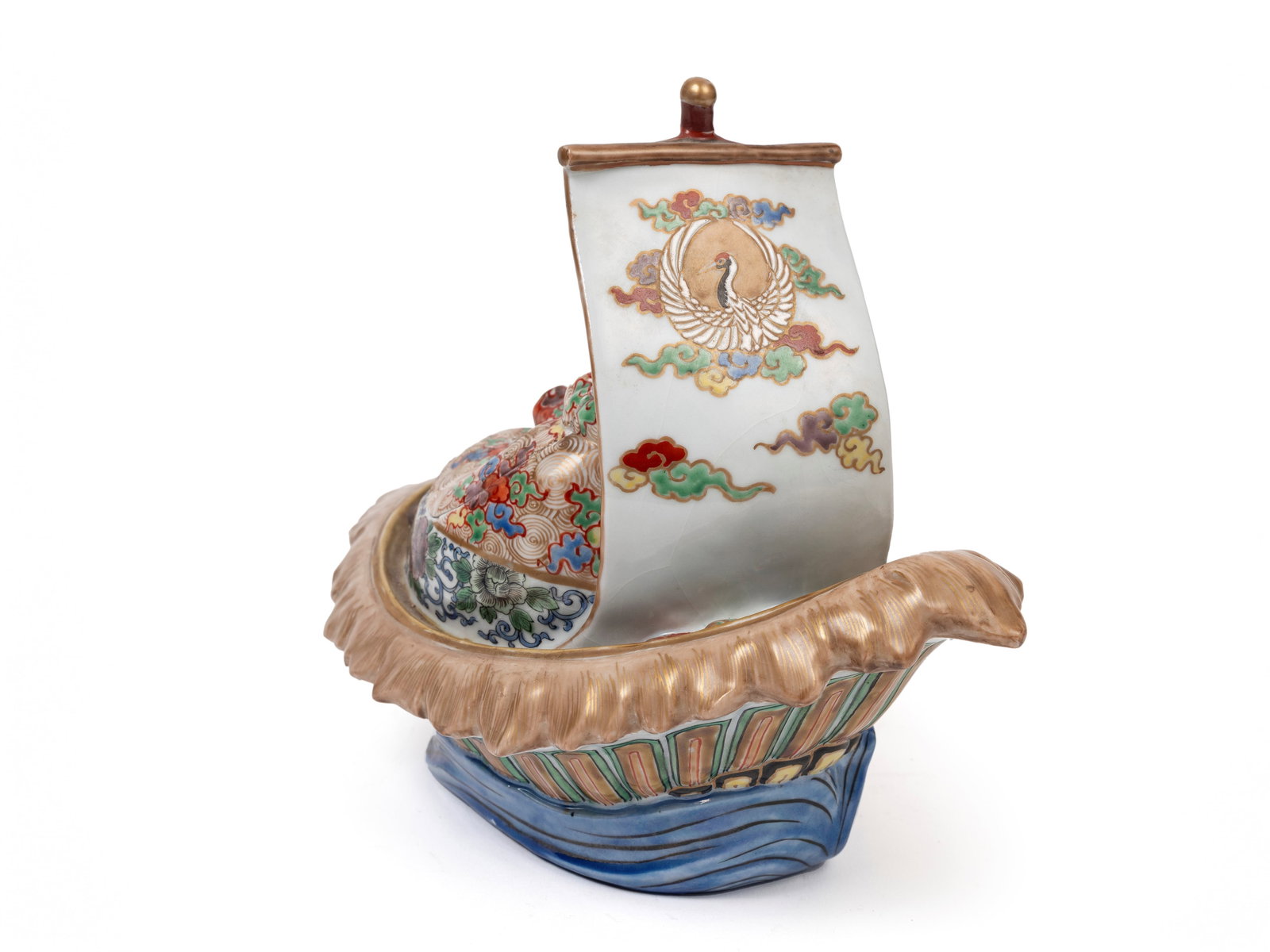 POLYCHROME PORCELAIN BOAT, Japan, Meiji period (1868-1912): h cm 19 x l m 22 Depicting the Takarabune with the Seven Gods of Fortune.