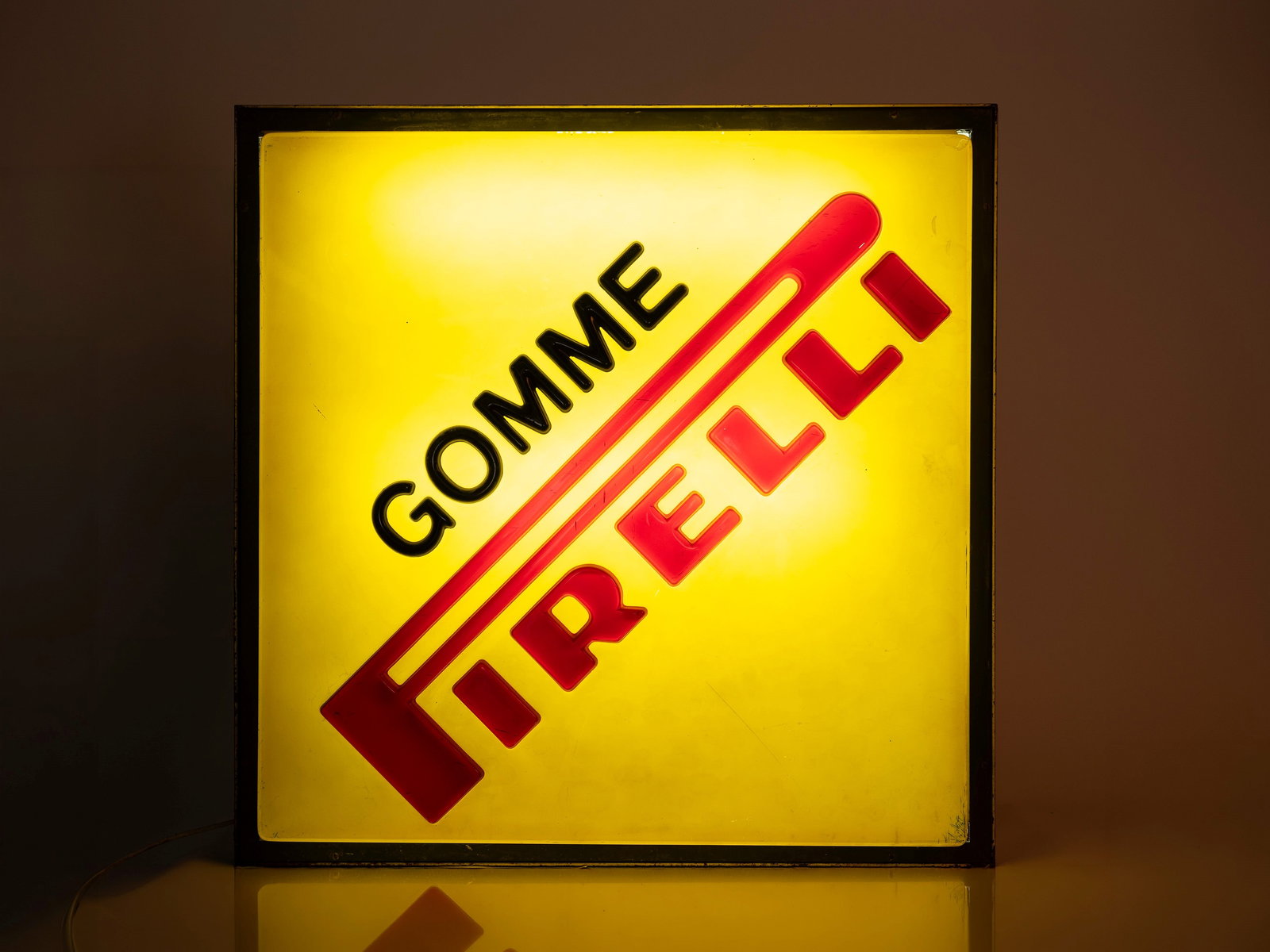 PIRELLI TYRES LIGHTED ADVERTISING SIGN 1970s,  (1 of 1)