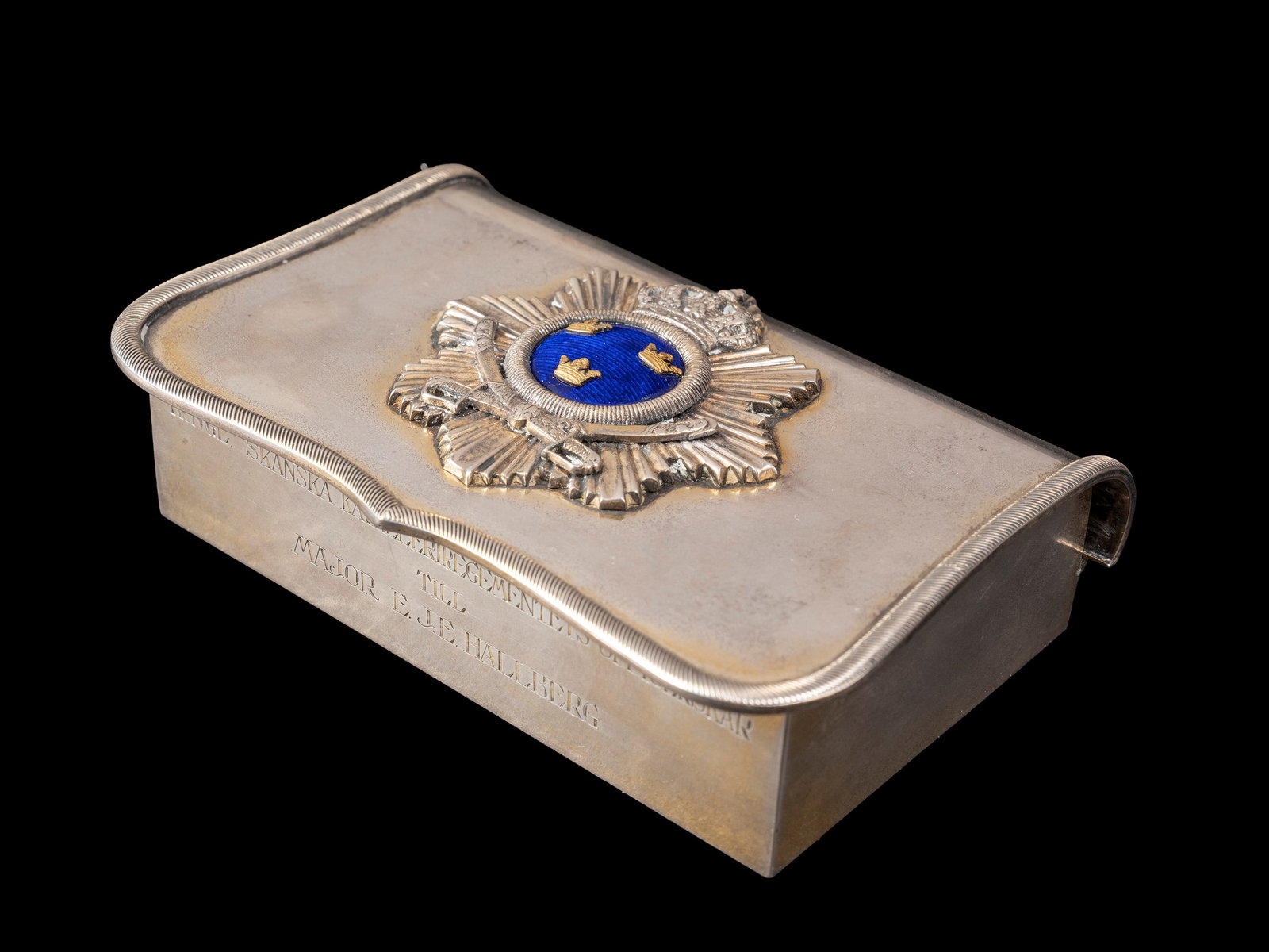 SILVER AND ENAMEL BOX, Sweden, 20th century: l cm 13,5 x p cm 9.Rectangular in shape, engraved with a dedication to a general; the lid is surmounted by a military coat of arms. Weight: 375 g