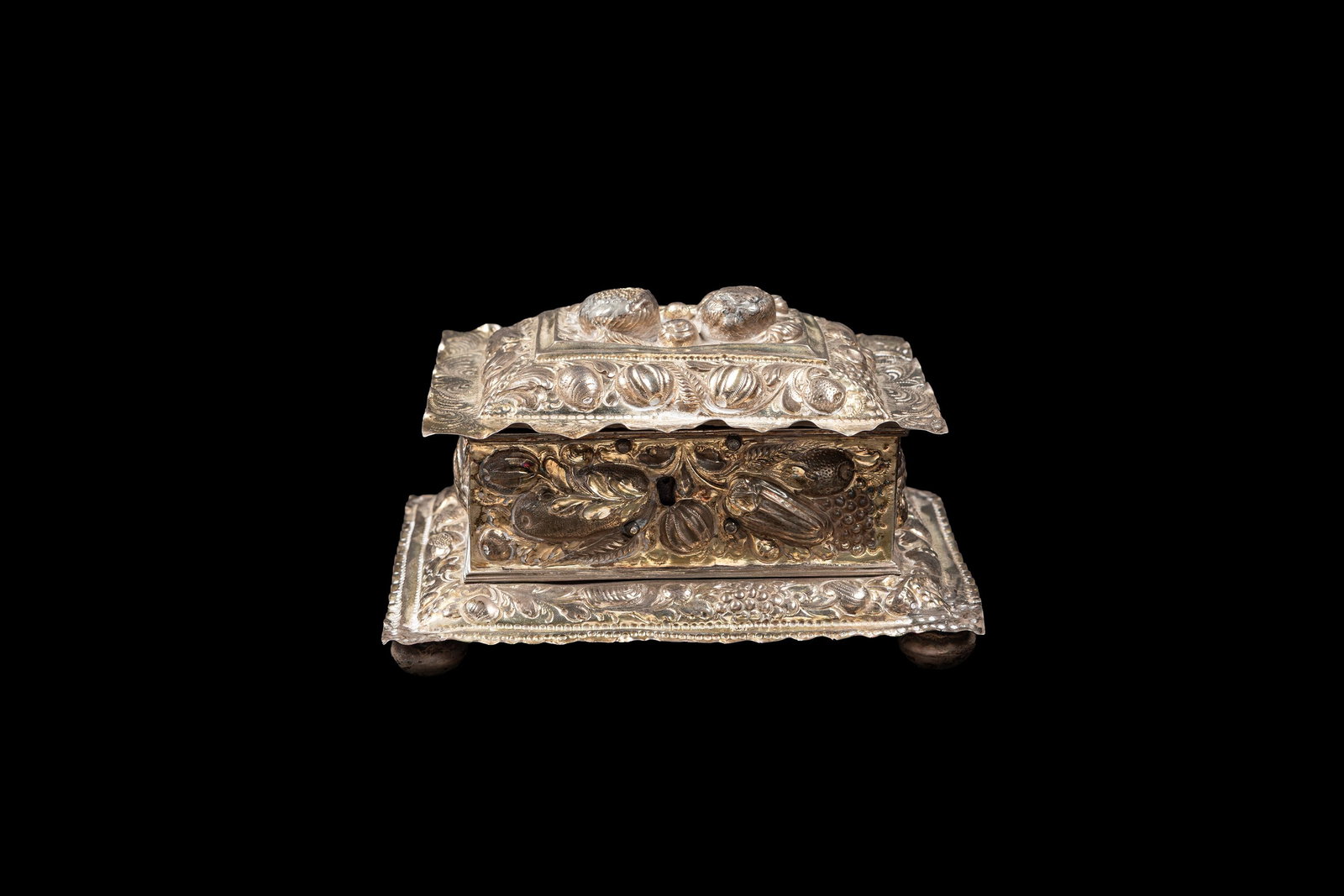 SILVER JEWELLERY BOX, Hanau, late 19th century: h cm 9,5 x l cm 16 x p cm 13.Embossed and engraved with fruit and plant motifs. Weight g 315.