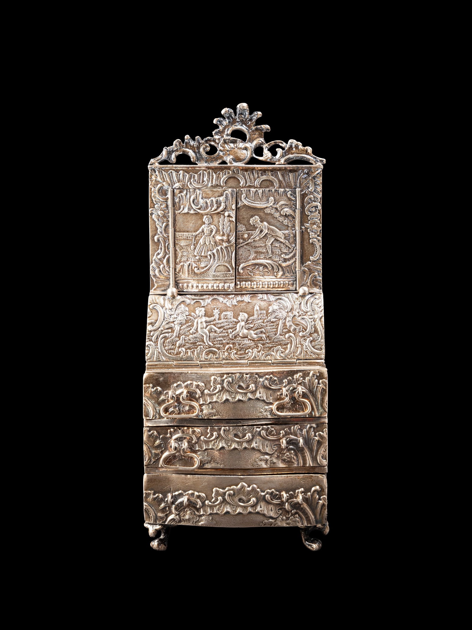 SMALL SILVER TRUMEAU, Austria, 19th century: h cm 14.Finely engraved and embossed with scenes of cherubs at play. Weight: 300 g