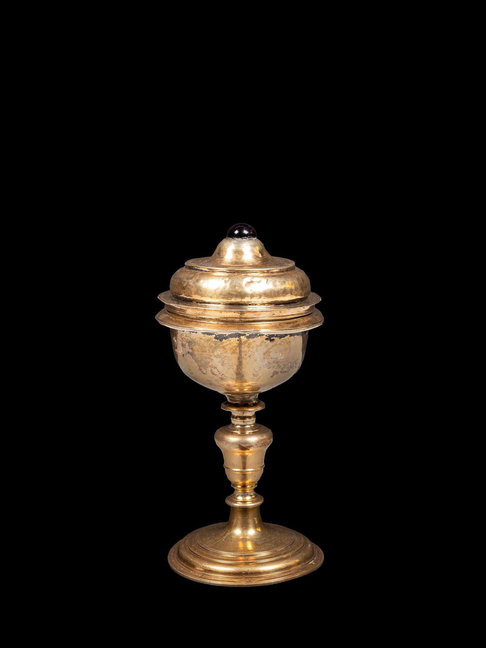 SILVER AND COPPER CHALICE, 17th century: h cm 15,5.Gilt copper base, upper section in vermeil, set with an amethyst cabochon.