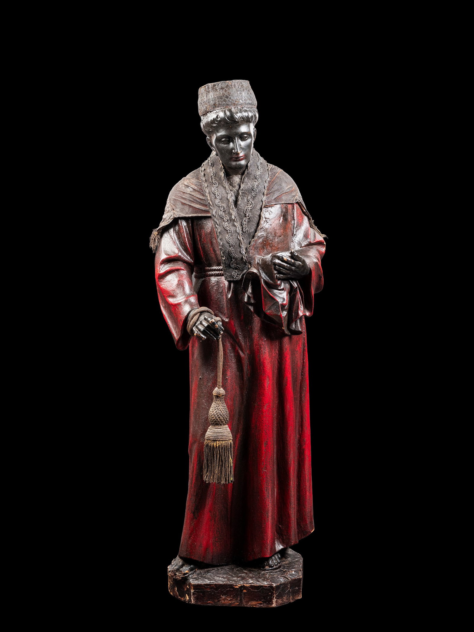 A LARGE SCULPTURE IN POLYCHROME LACQUERED WOOD AND FABRICS, 19th century: h cm 106.Elegantly dressed in a red toga with a lace shawl.