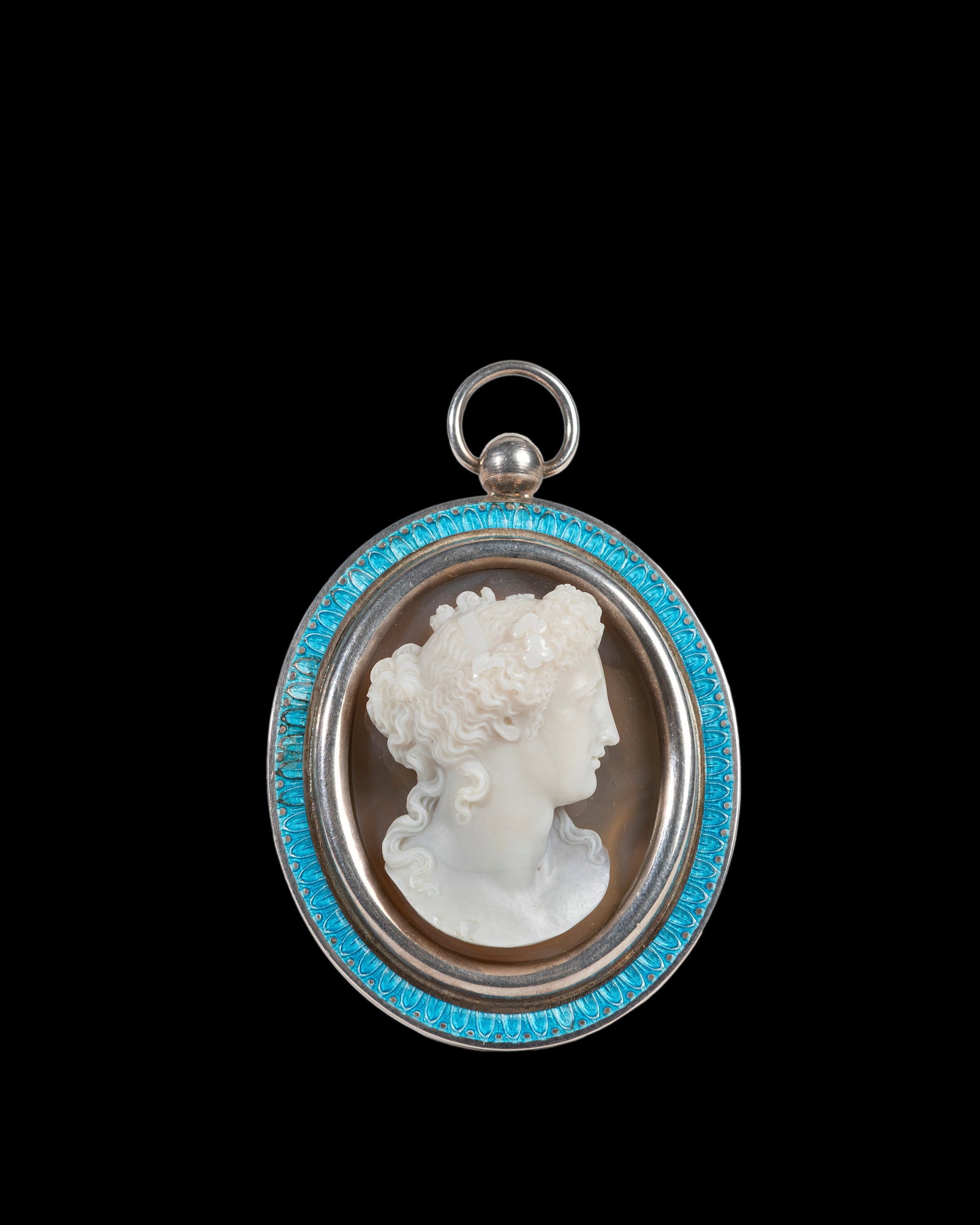 AGATE CAMEO BY ARSENE, France, 19th century: h cm 6,8 x l cm 5.Depicting Flora within a later-period enamelled silver frame, signed B. Arsene.For a similar lot, see Sotheby’s London, Small Wonders: Early Gems and Jewels, 9–15 December 2022, 