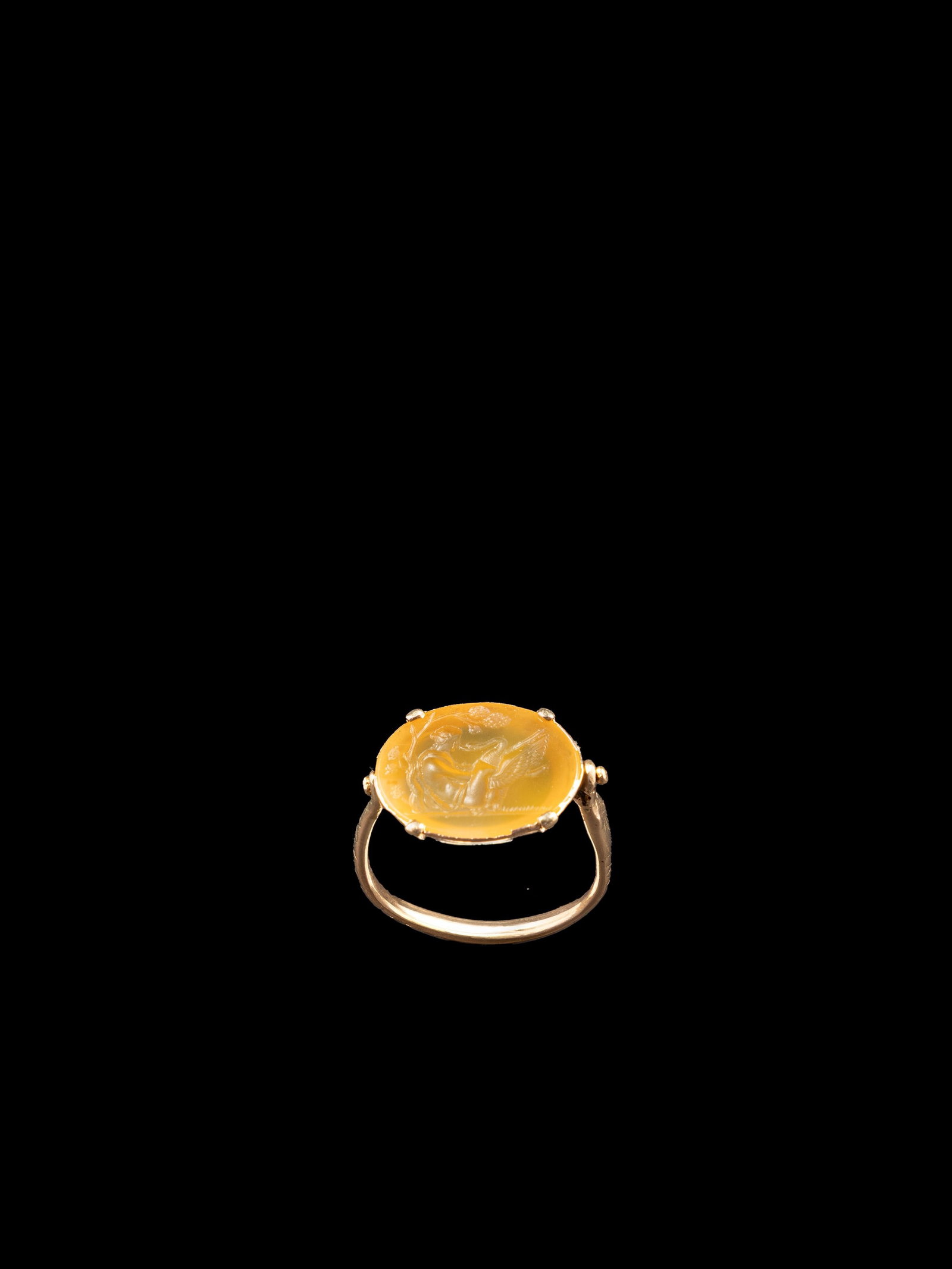 GOLD RING WITH A CARNELIAN INTAGLIO., 18/19th century (1 of 4)