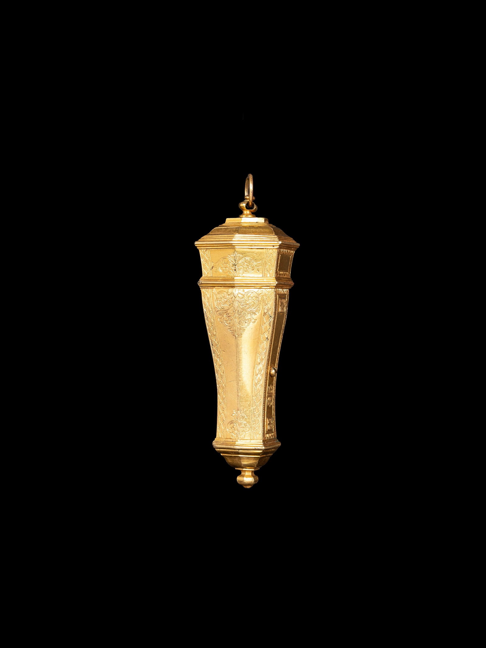 GOLD-PLATED COPPER NECESSAIRE, France, 18th century: l cm 12.Engraved with floral motifs.