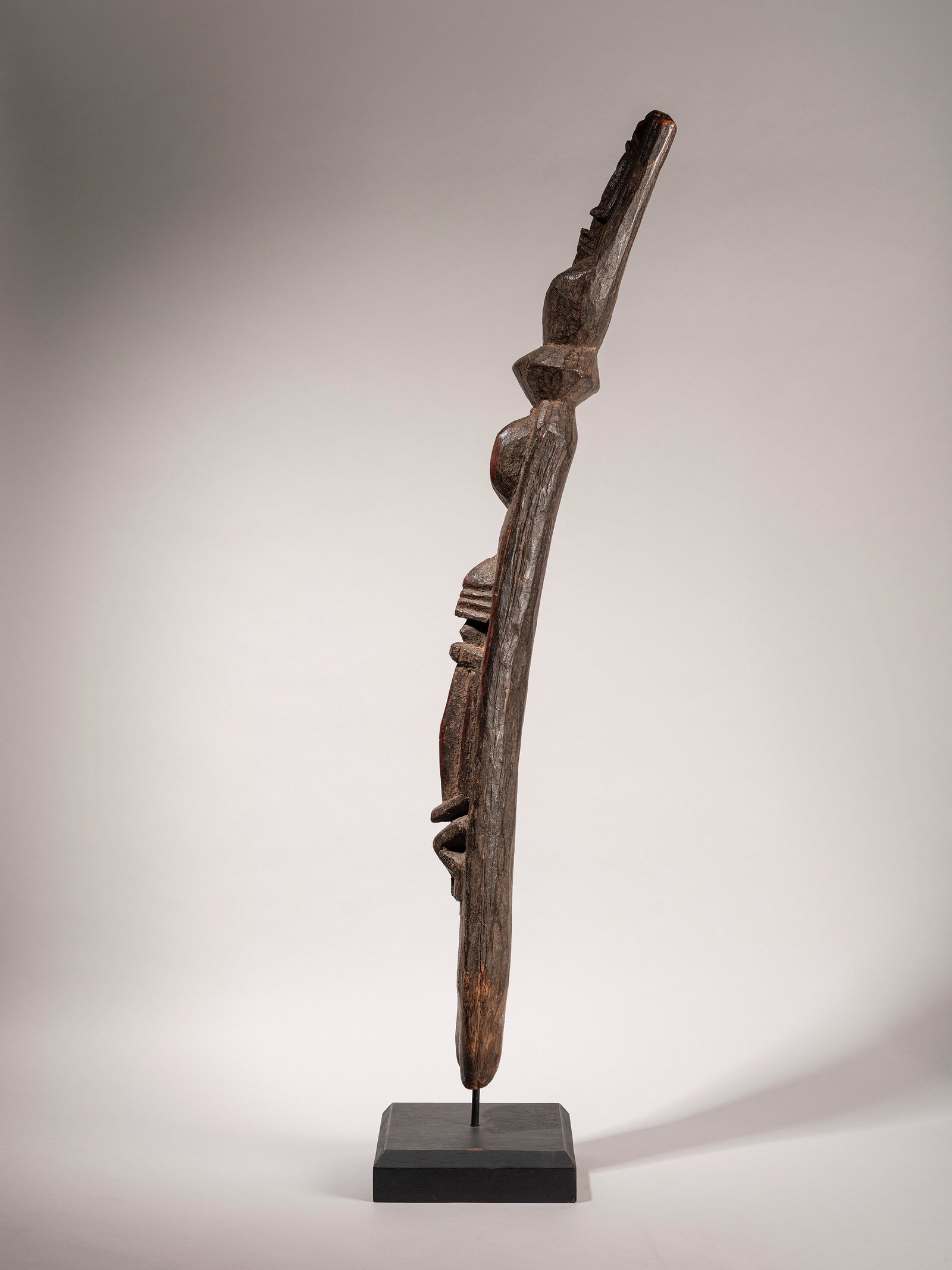 TOTEM POLE, Dogon, Mali: h cm 98 Altarpiece made of carved wood featuring anthropomorphic figures.Provenance: Formerly in the Enrico Prometti collection