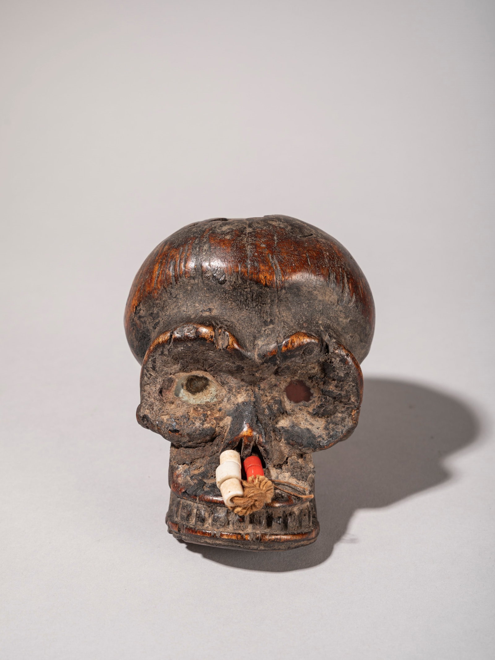 SKULL, Cameroon, 20th century: l cm 10 x h cm 13 x p cm 6 Carved from wood and embellished with glass beads