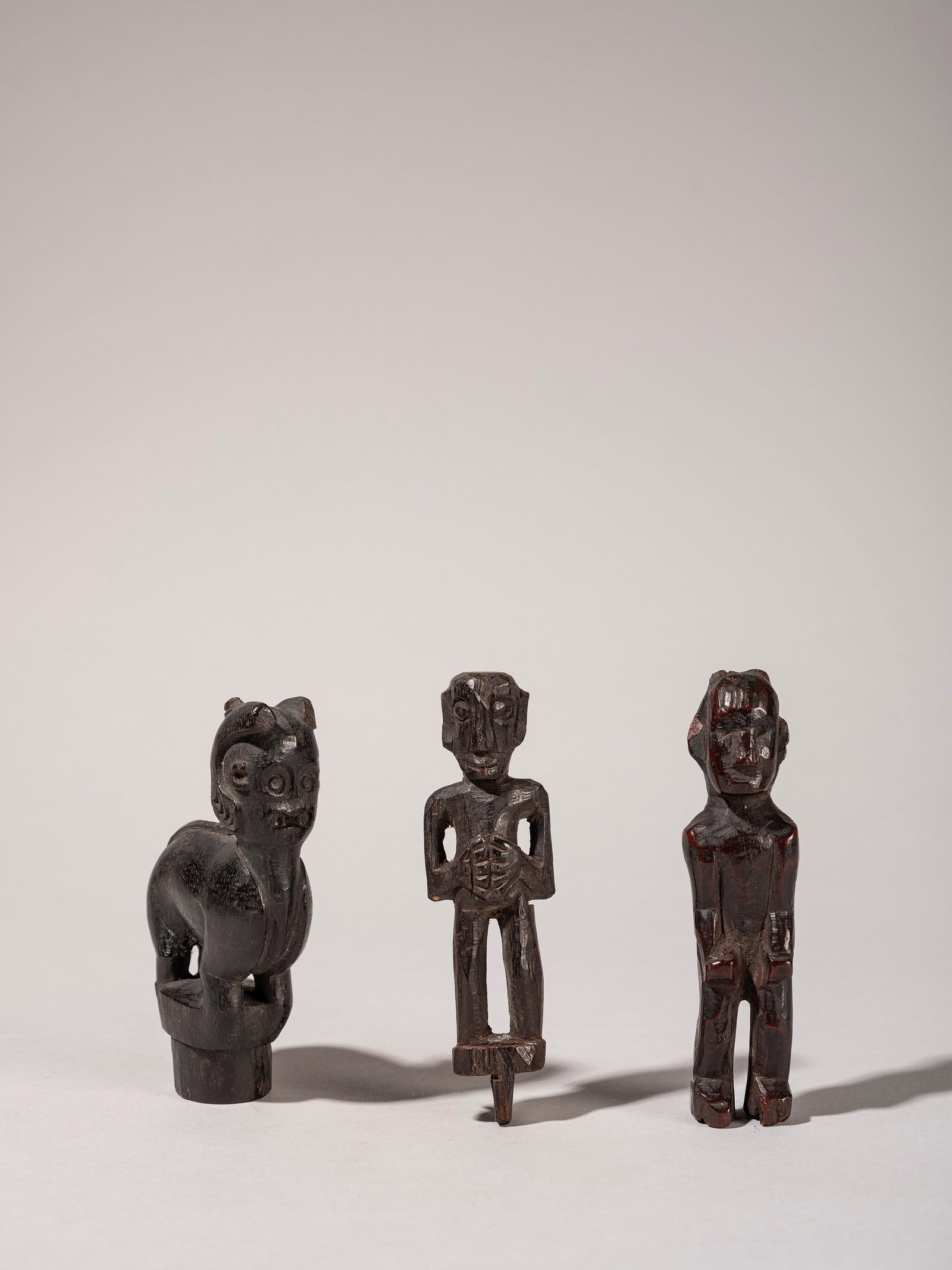 SET COMPRISING TWO CHARMS AND AN ANIMAL-SHAPED STOPPER FOR A BAMBOO CONTAINER, Dayak, Borneo: h max cm 10 Dayak, Borneo