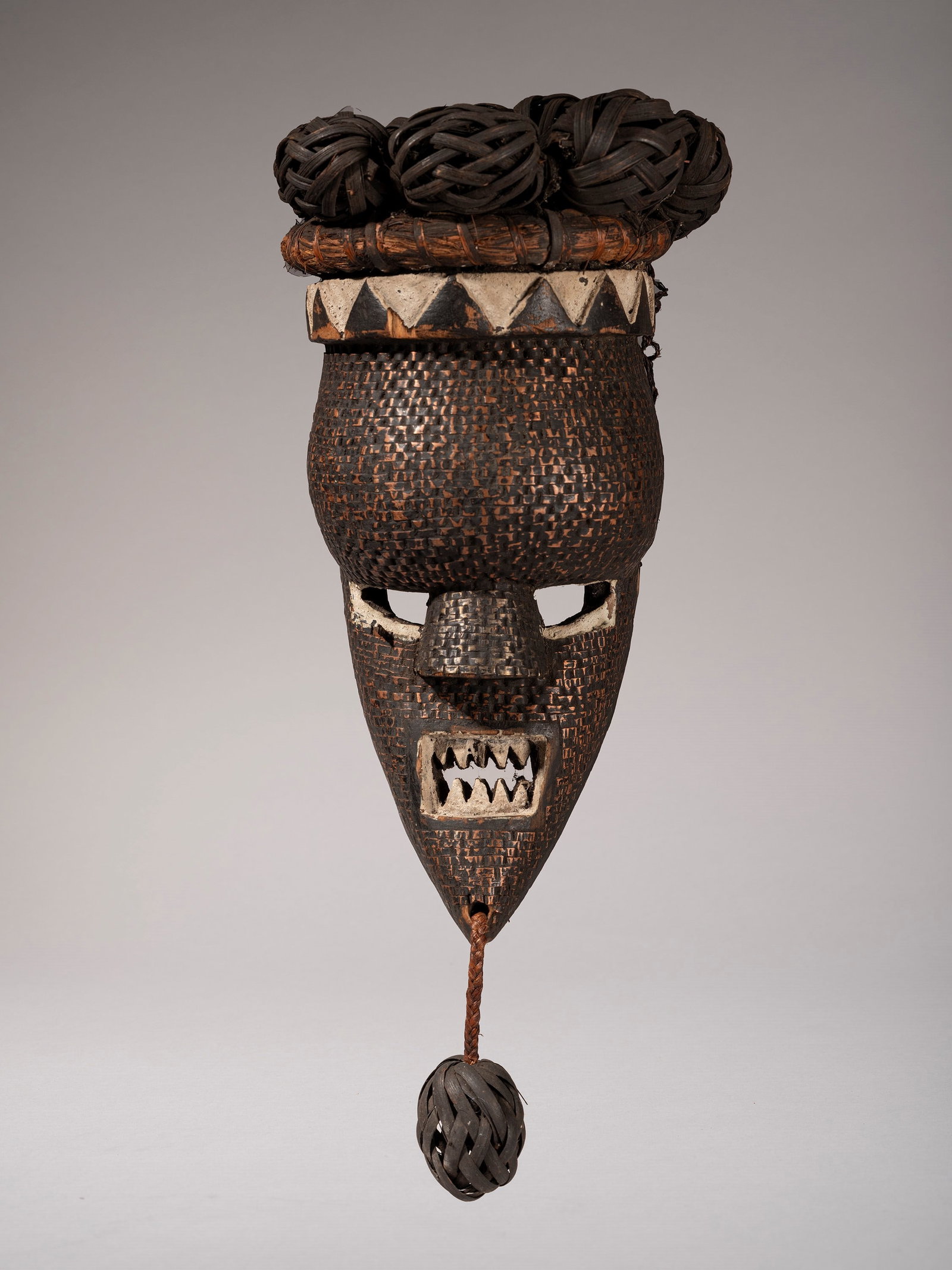 SALAMPASU MASK, Democratic Republic of the Congo: l cm 22 x h cm 20 x p cm 42 Made of copper, wood and rattan