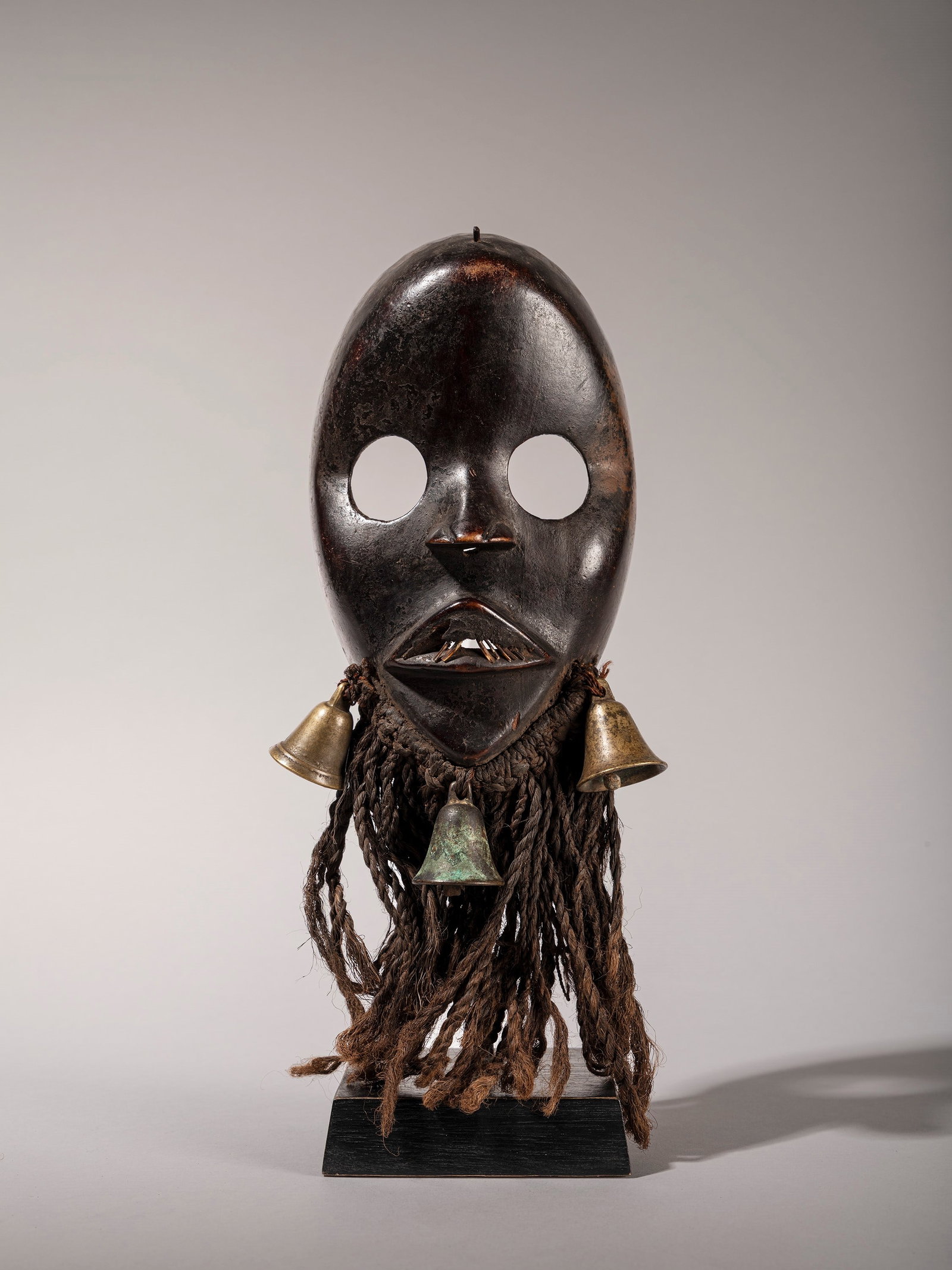 DAN MASK, Ivory Coast, first half of the 20th century: h cm 30 Carved from wood with brass decorations.