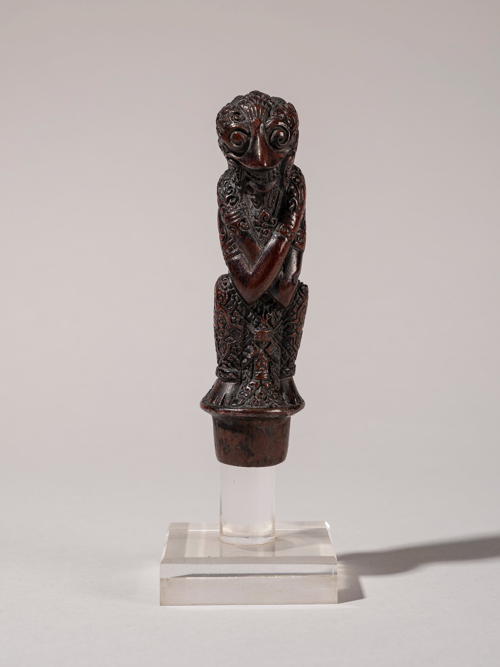 KERIS HANDLE, Cerebon, 19th century: h cm 12 Large handle. Wood.Provenance: Roberto Gamba’s collection, Milan.