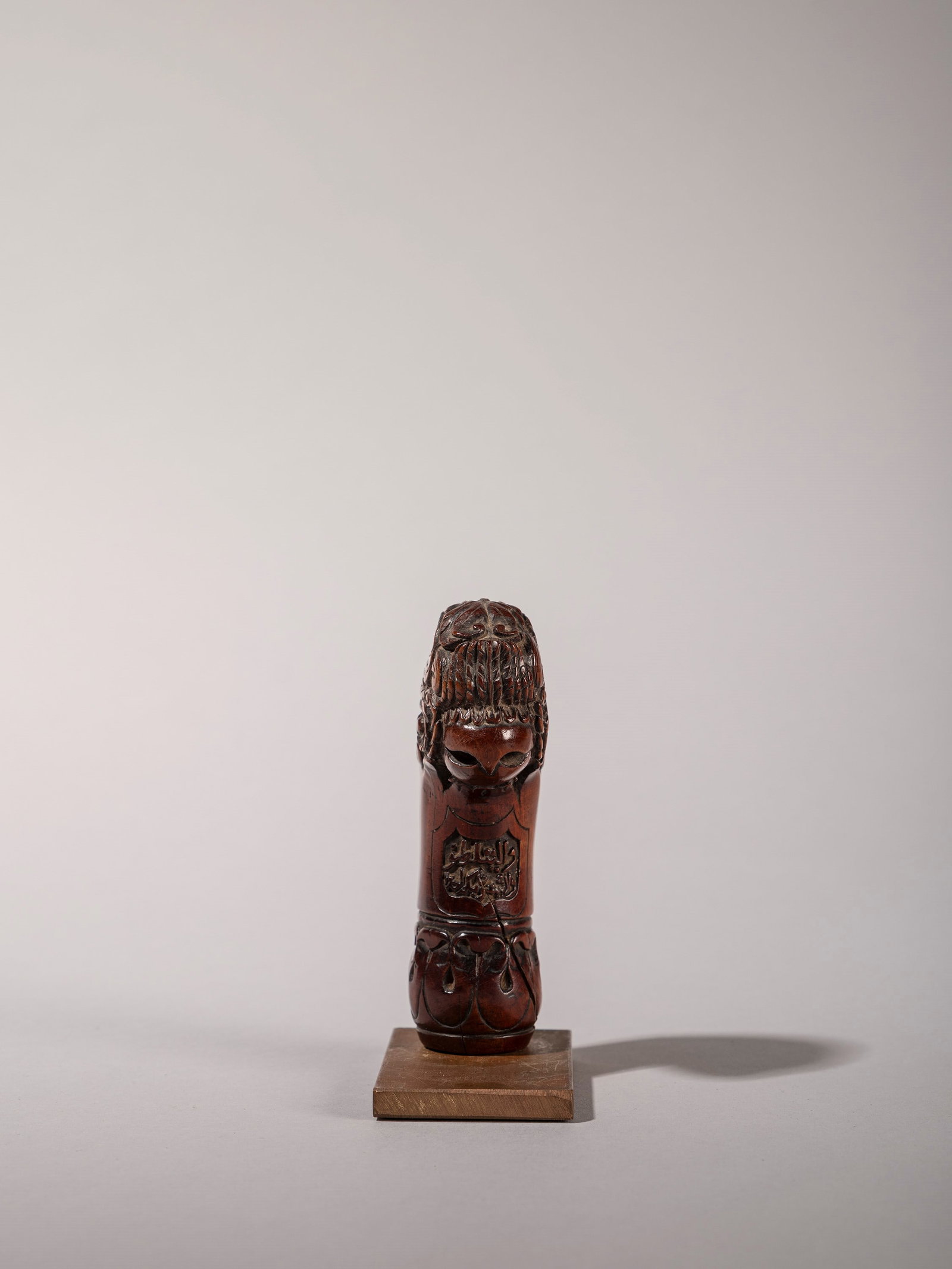 KERIS HANDLE, Madura, early 20th century: h cm 10 Wood.Provenance: Roberto Gamba’s collection, Milan.